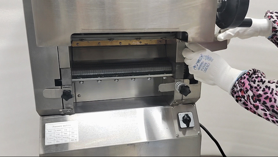 USED! 11.4" Electric Dough Roller Noodles Sheet Maker 110V 1.5KW 1.5mm Cutter