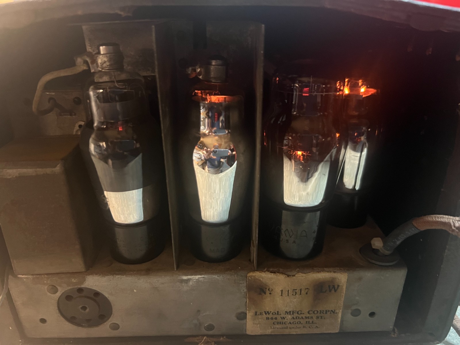 LEWOL Tabletop Broadcast Receiver. Model: "LEVORE" . Rare model. Works great !!