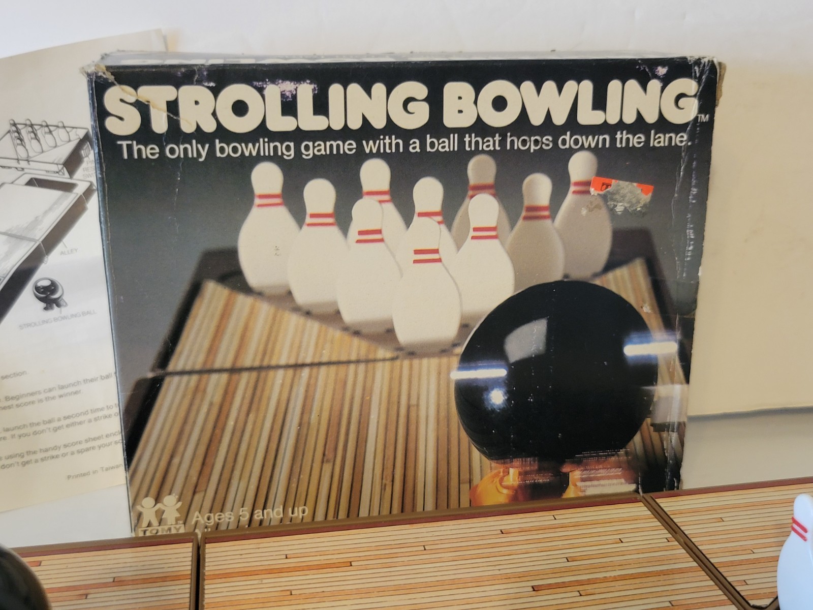 VINTAGE 1980s TOMY WIND UP STROLLING BOWLING GAME WITH BOX WORKING