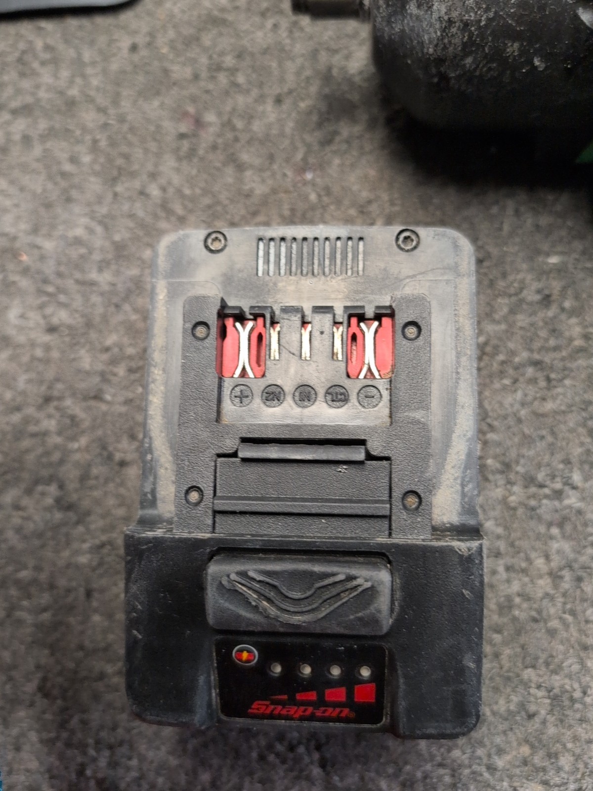 Snap-on 18V CT9050G 18 V 1/2" Drive Impact Wrench with 2 Batteries And charger