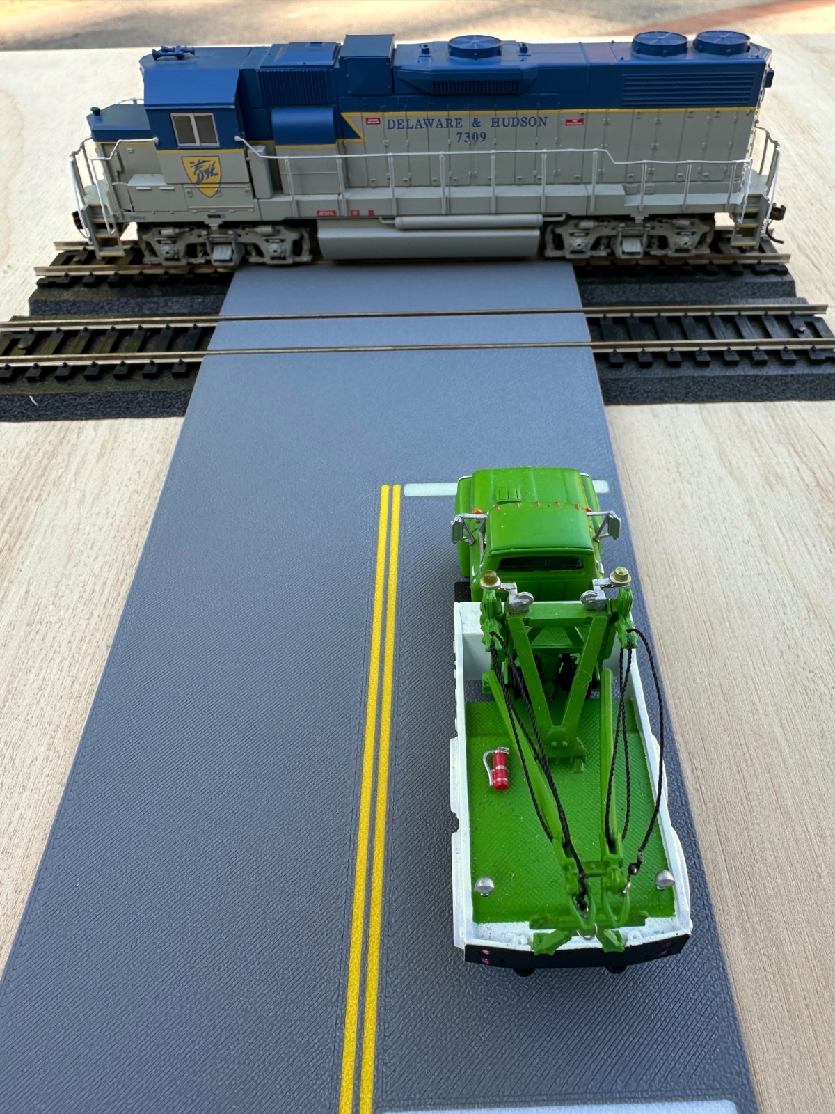 Hot Hobby RoadScapes HO Railroad Crossing RXR Kit – Double Track Crossing