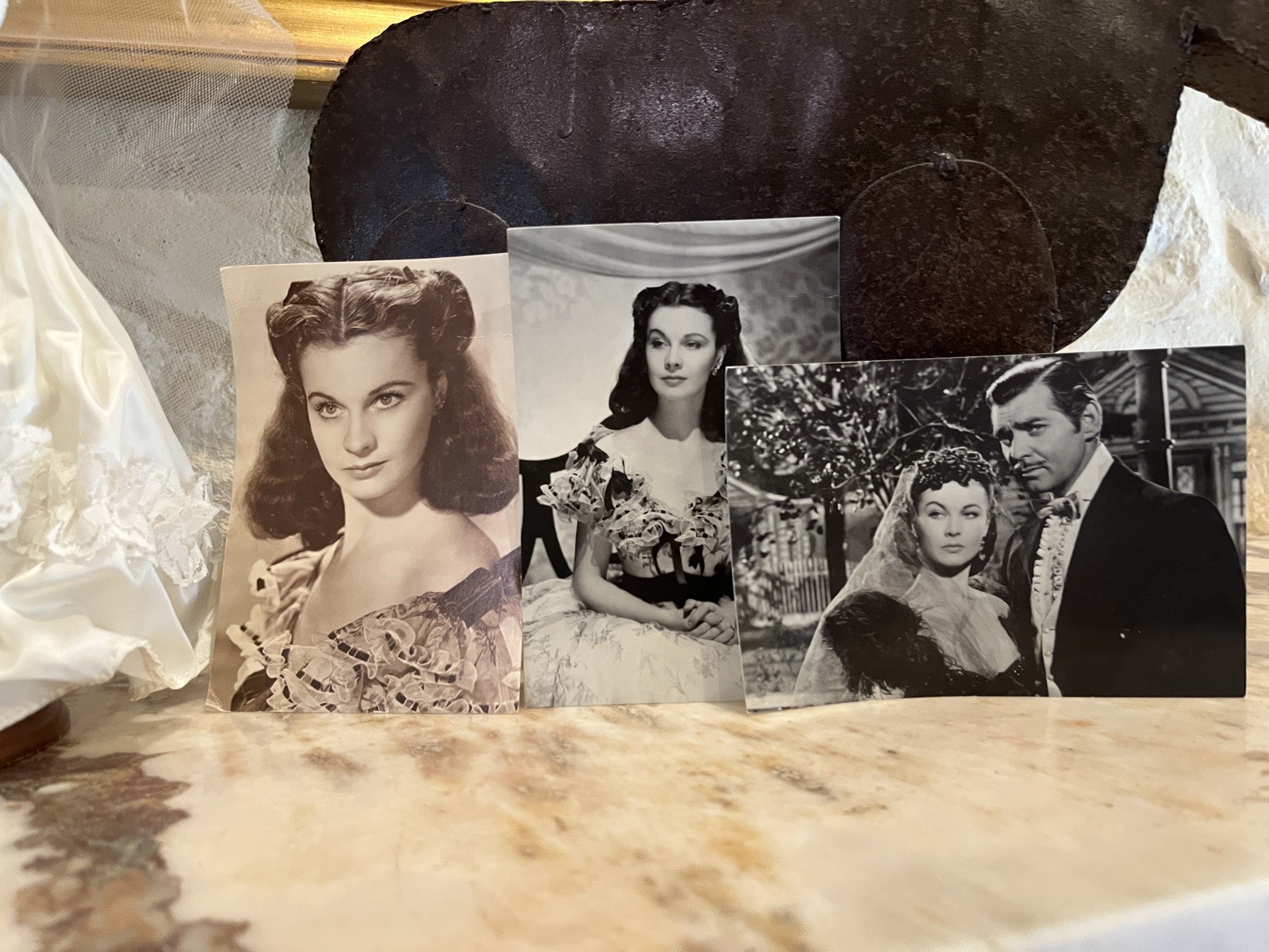 2 Gone With The Wind 1989 World Dolls Scarlett & Rhett In Stands + Postcards