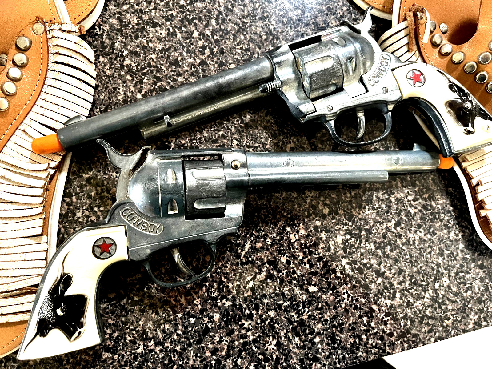 Outstanding Keyston horseshoe holster w/WOW Hubley Cowboy toy cap gun pistols