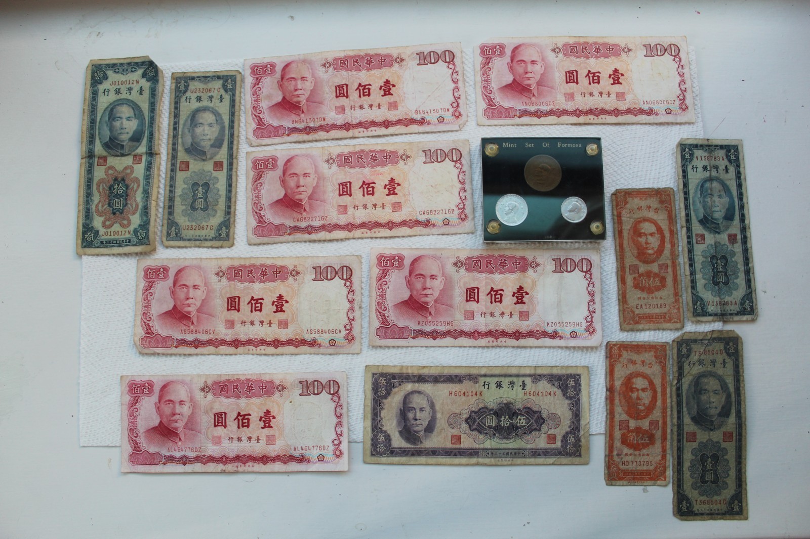 China (Taiwan) Banknotes and coins, 100Y (6), 50Y (1), 10Y(1), 1Y (2), 50C (2)