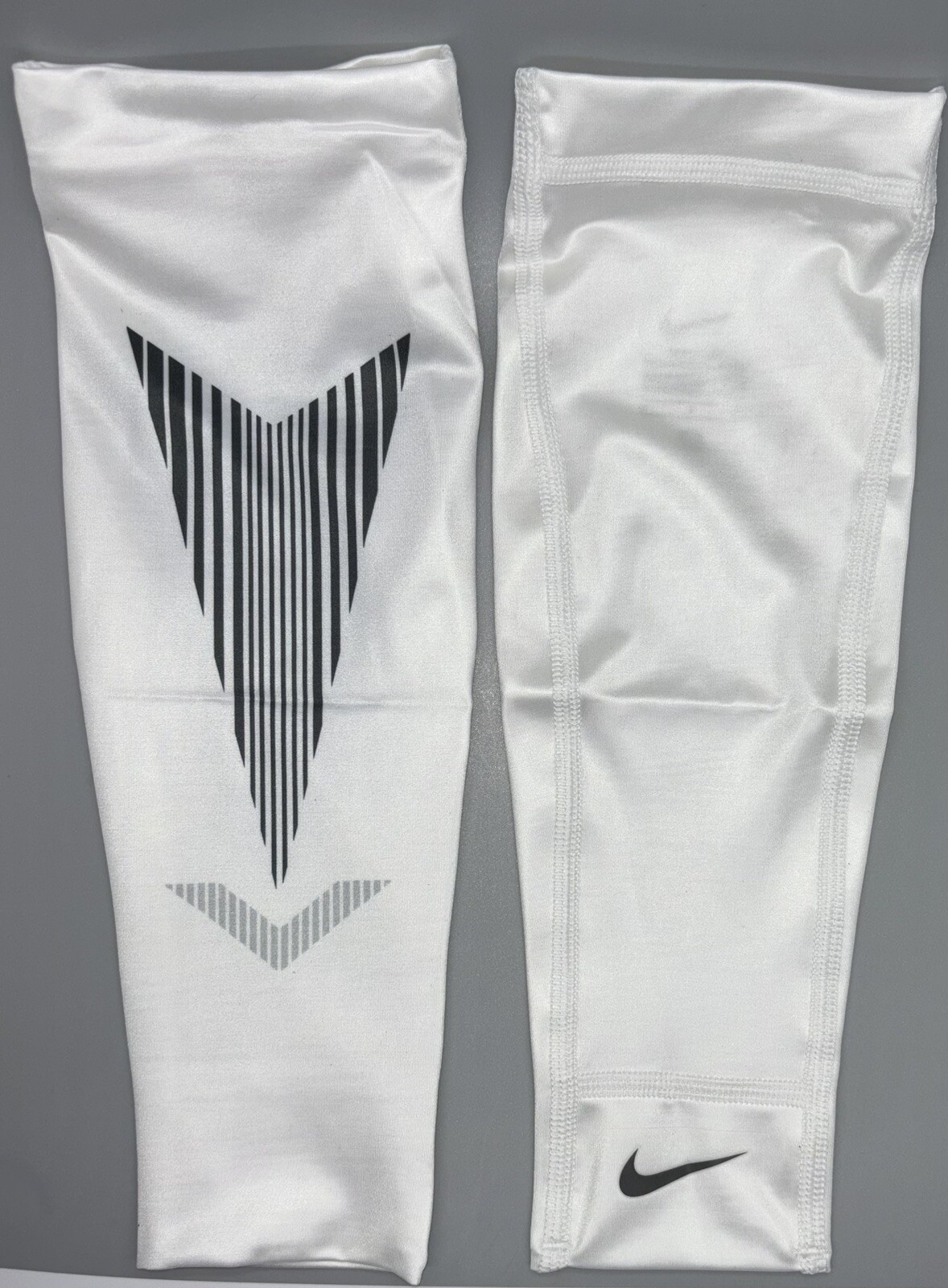 Nike Oregon Ducks Track PE Women’s Medium White Calf Leg Sleeves X’s 2 BRAND NEW