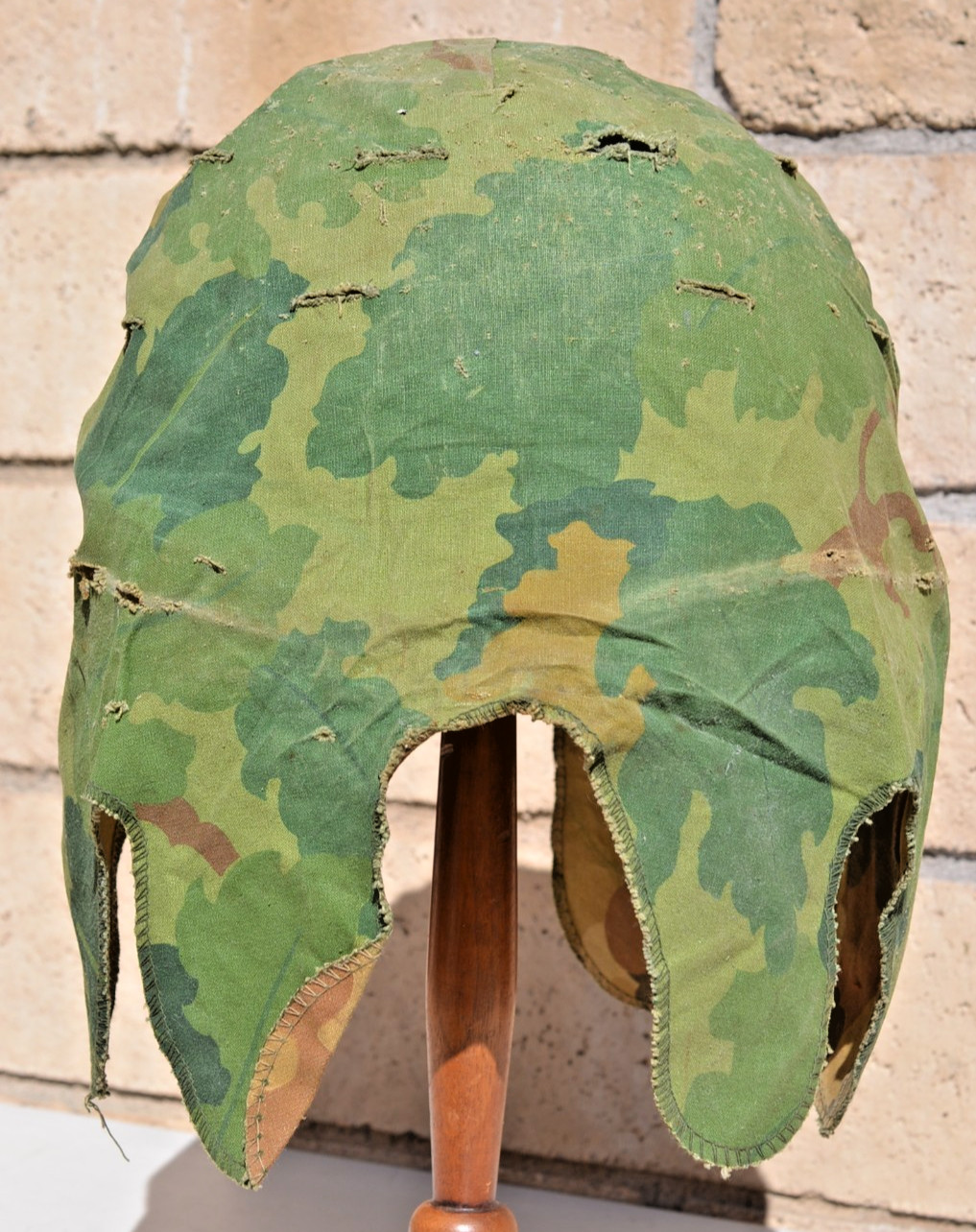 EARLY US ARMY M1 HELMET VIETNAM WAR VINTAGE CAMOUFLAGE COVER & PEACE PIN BUTTON
