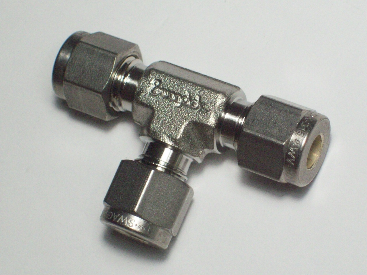 1 - Swagelok Stainless Steel Tee Union Fitting, 1/4" OD Tube, SS-400-3