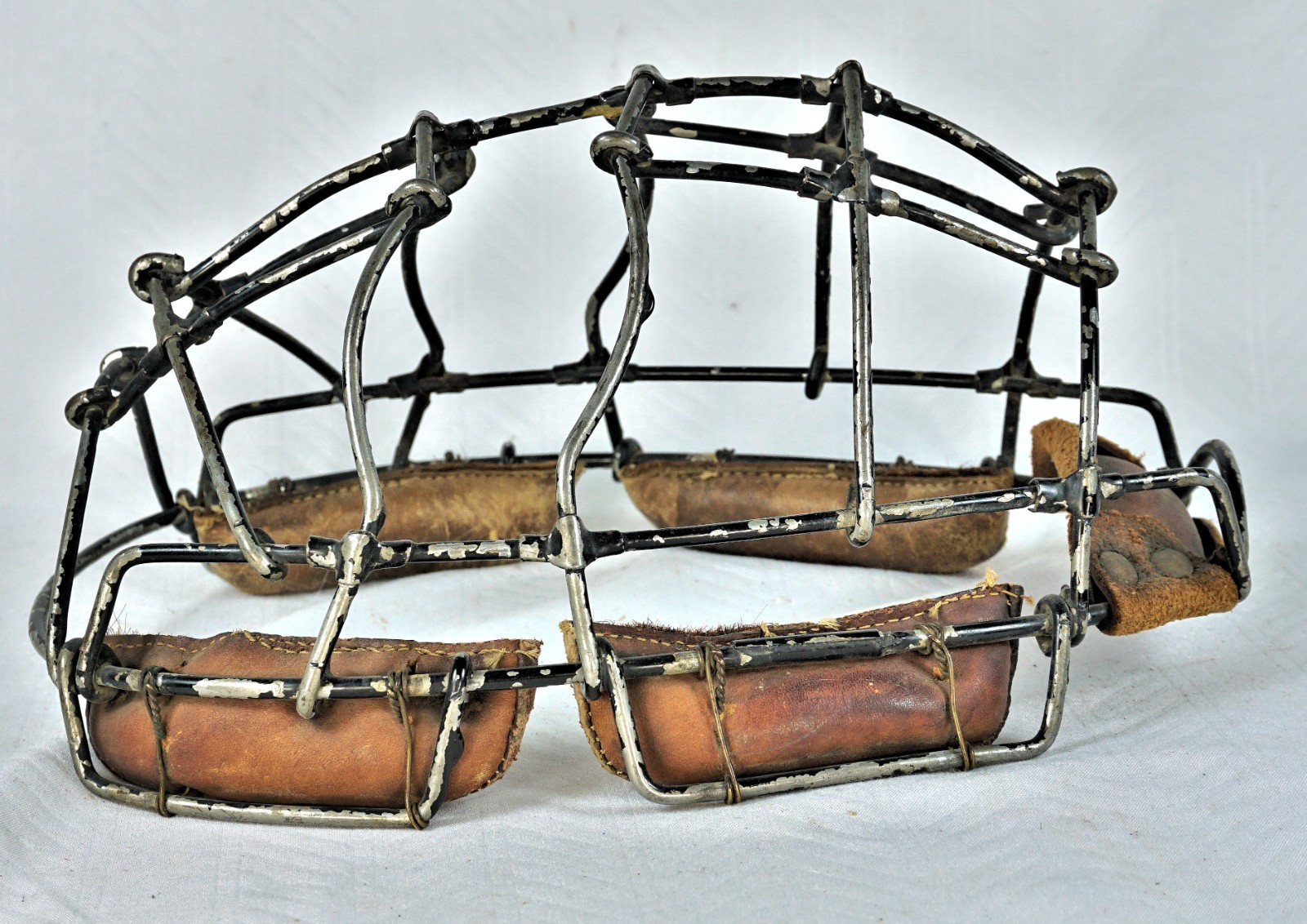 VINTAGE EARLY 19OOS LOOP AND CLIP CHILD'S CATCHER'S MASK