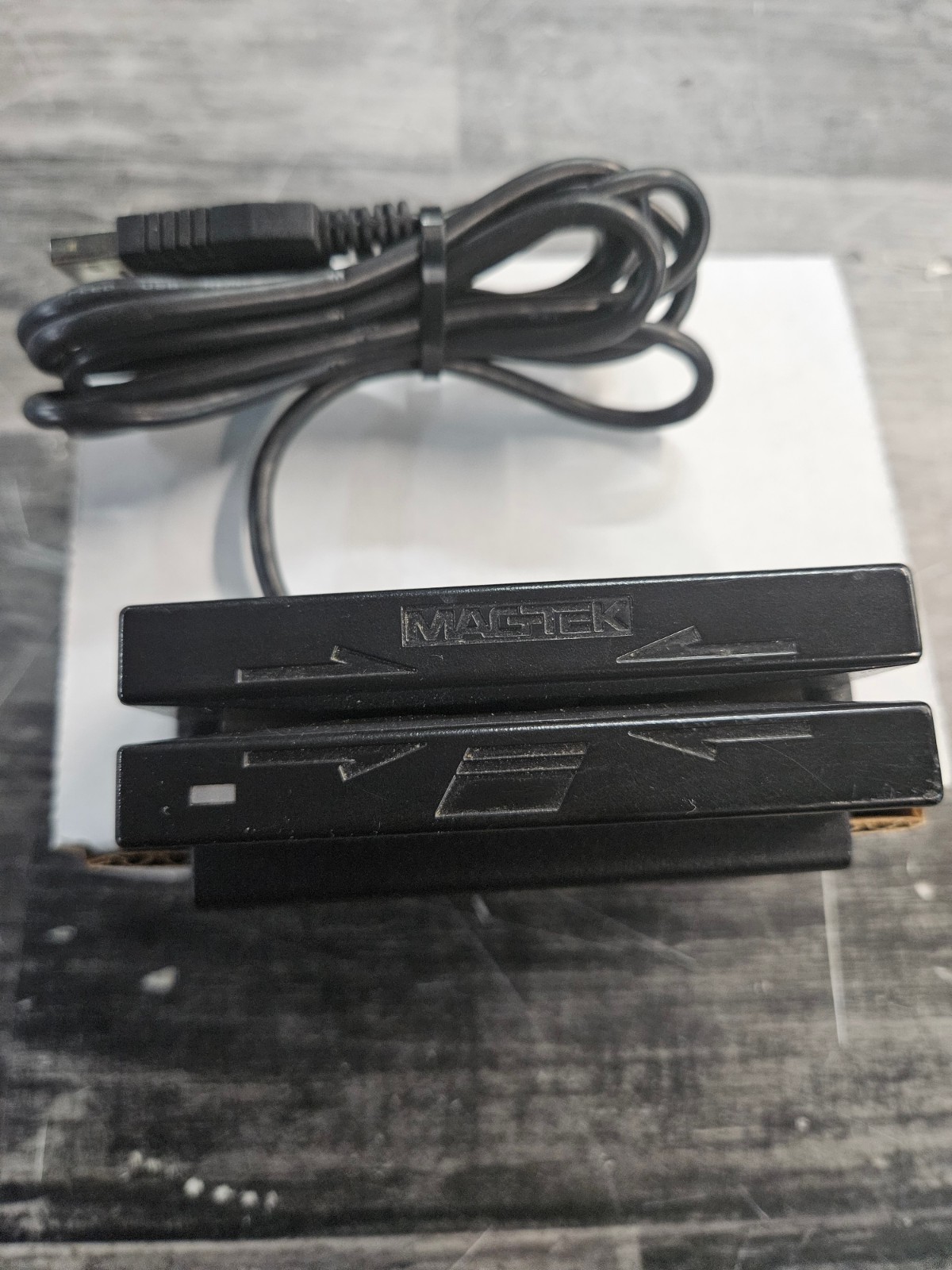 MAGTEK 21040140 USB MAGNETIC STRIP CARD READER WITH USB CABLE AND MOUNT