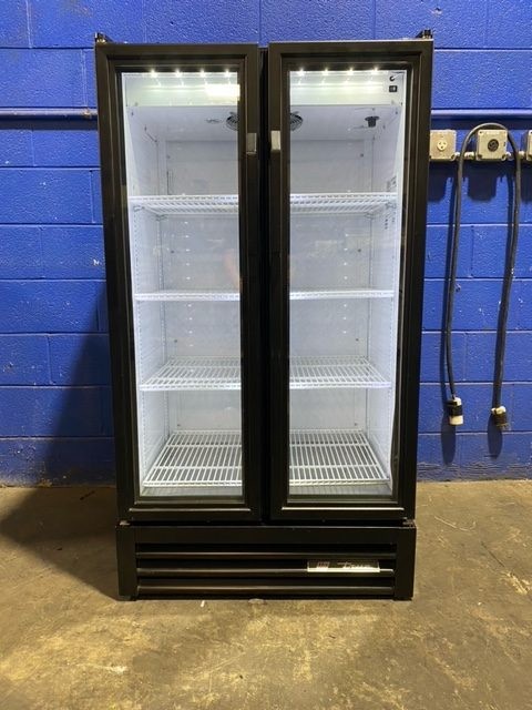 TRUE GDM-30-LD 2 GLASS DOOR REFRIGERATOR COOLER DISPLAY MERCHANDISER
