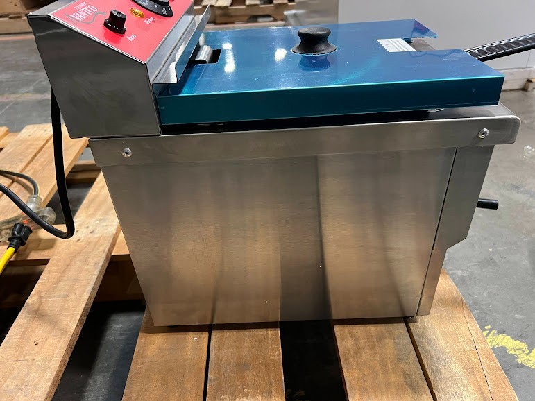 Avantco F200 15 lb. Medium-Duty Electric Countertop Fryer - 208-240V