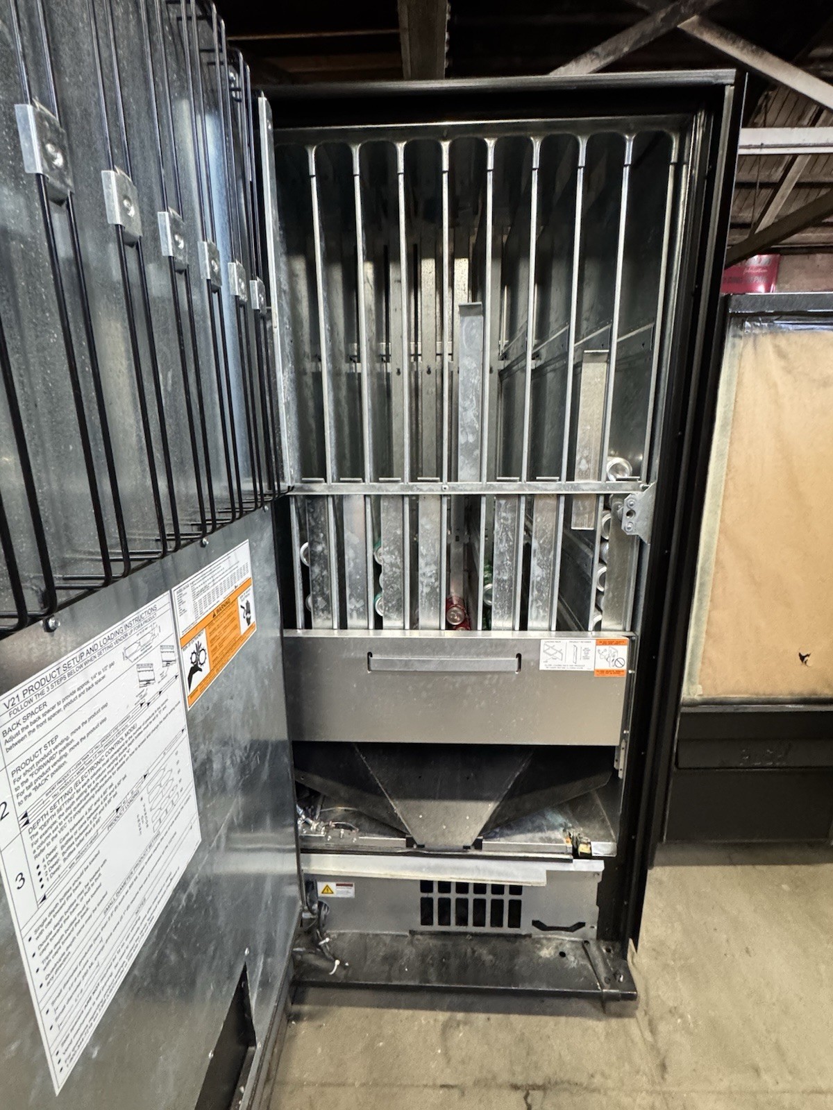 Royal 768 Vending Machine w/ Dr Pepper Graphic