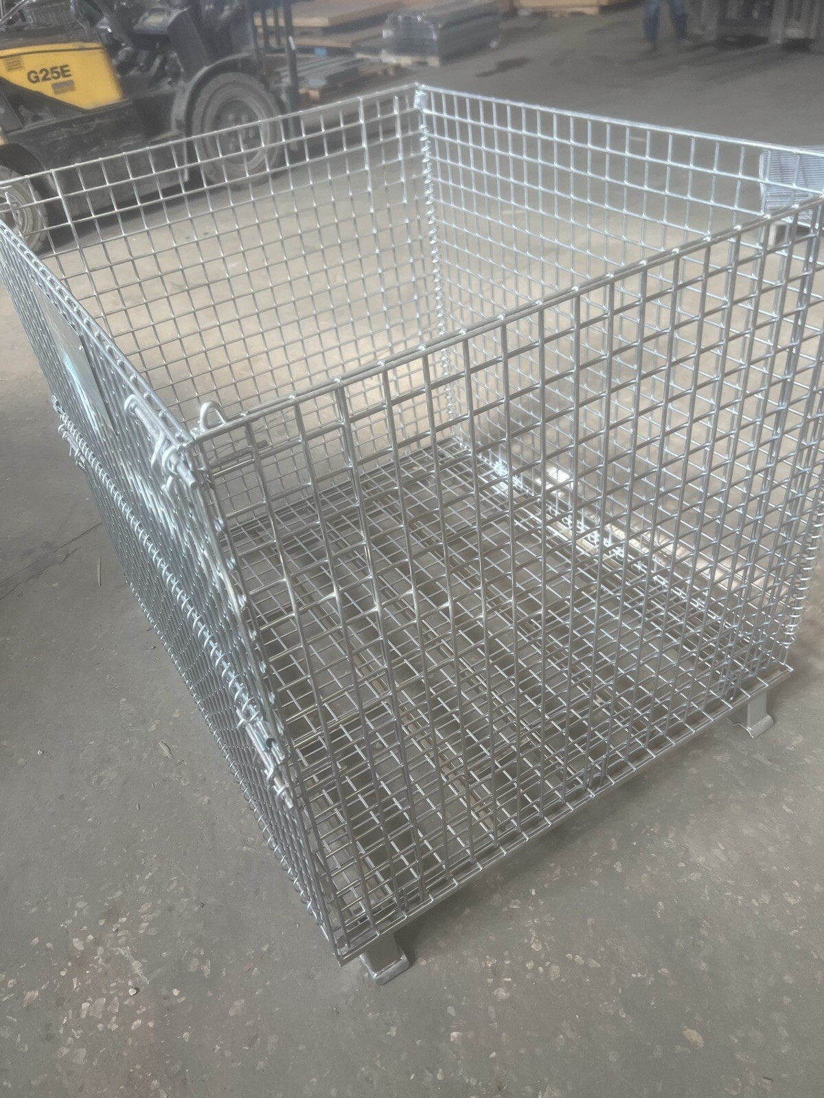 New wire basket 40”x48” x 42” tall gate on one side stackable wire basket 4000#