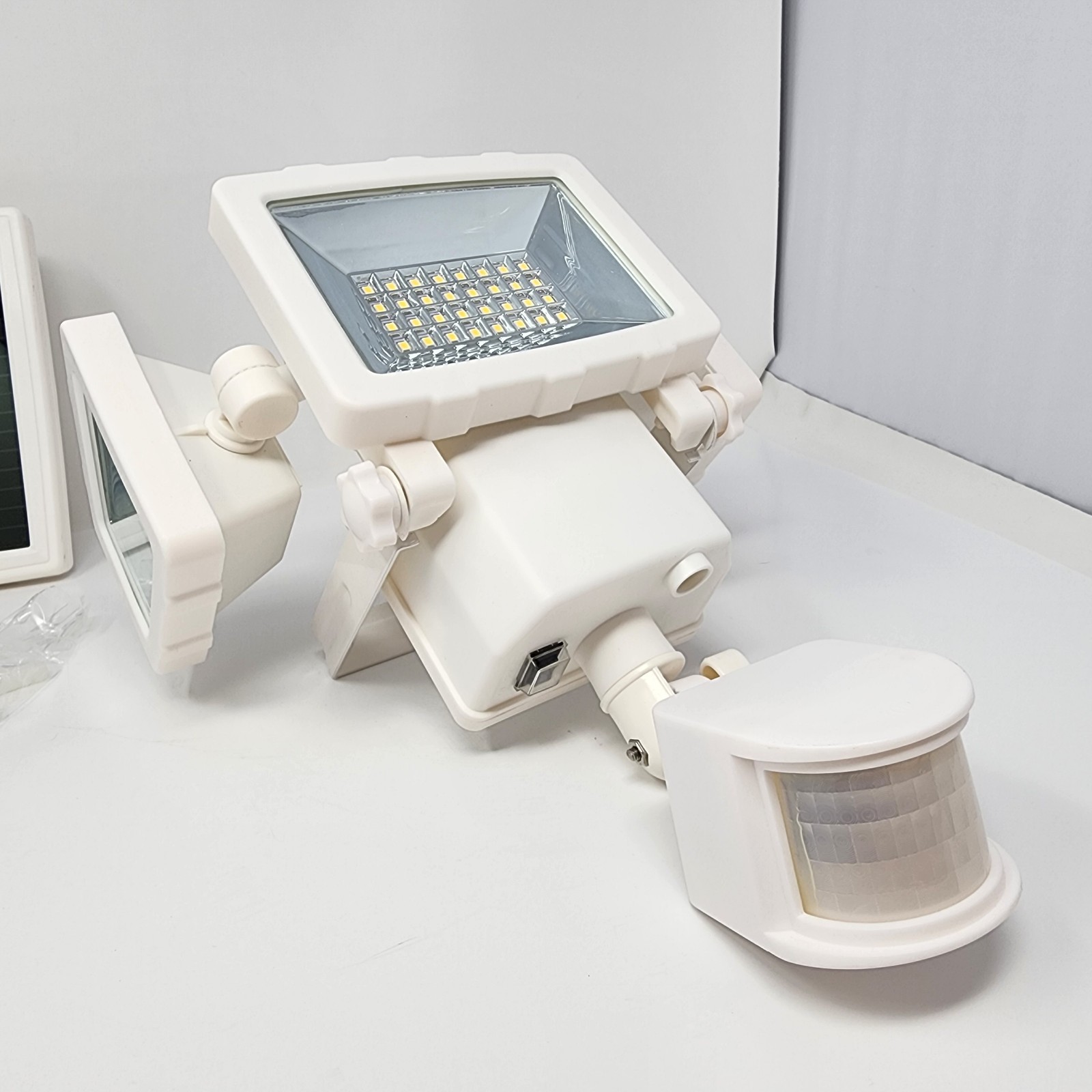 Westinghouse 2000 Lm Triple-Head Solar LED Motion Activated Security Light White