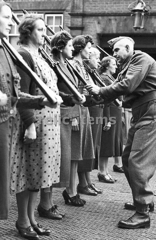 WW2 PICTURE PHOTO UK SOLDIER TRAINING WOMEN TO WAR 6864