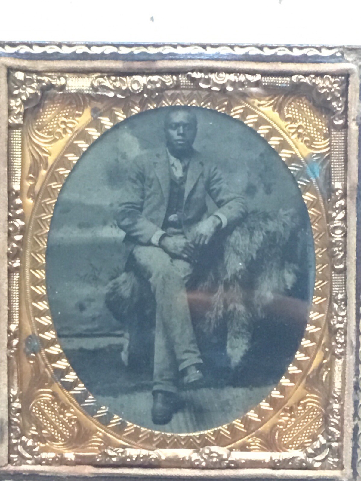 1800 HANDSOME WELL DRESSED AFRICAN AMERICAN MAN SUIT FUR RUG Tin Type Photo