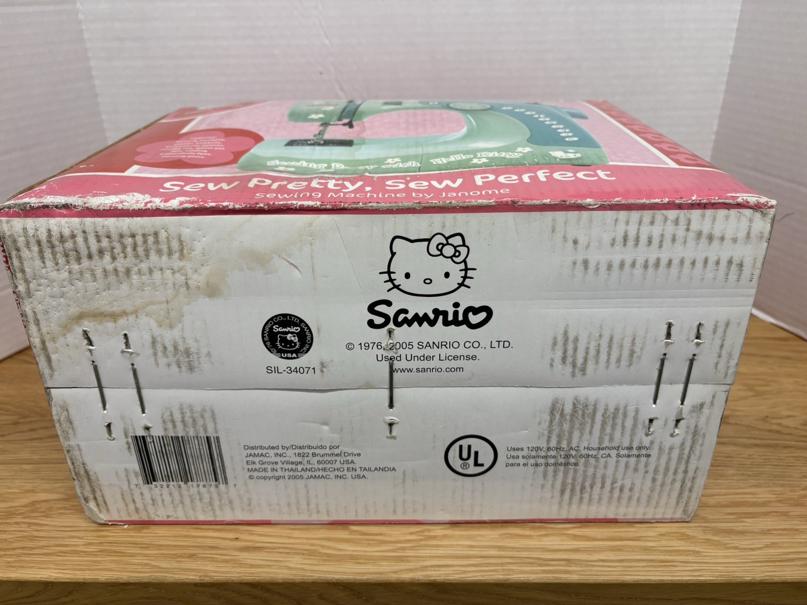 New Rare Janome Hello Kitty Sewing Machine - 11706 Sew Pretty with Hello Kitty