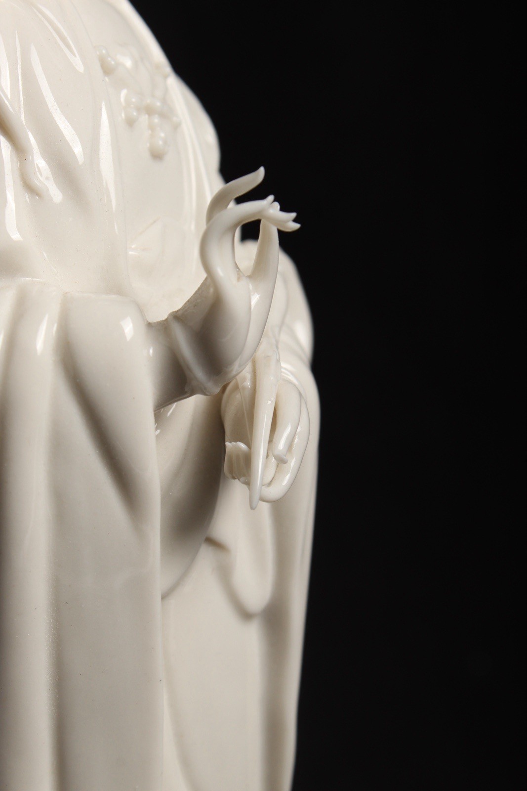 Blanc de Chine Guan Yin porcelain statue, figurine, White lotus flowers VTG 9.5”