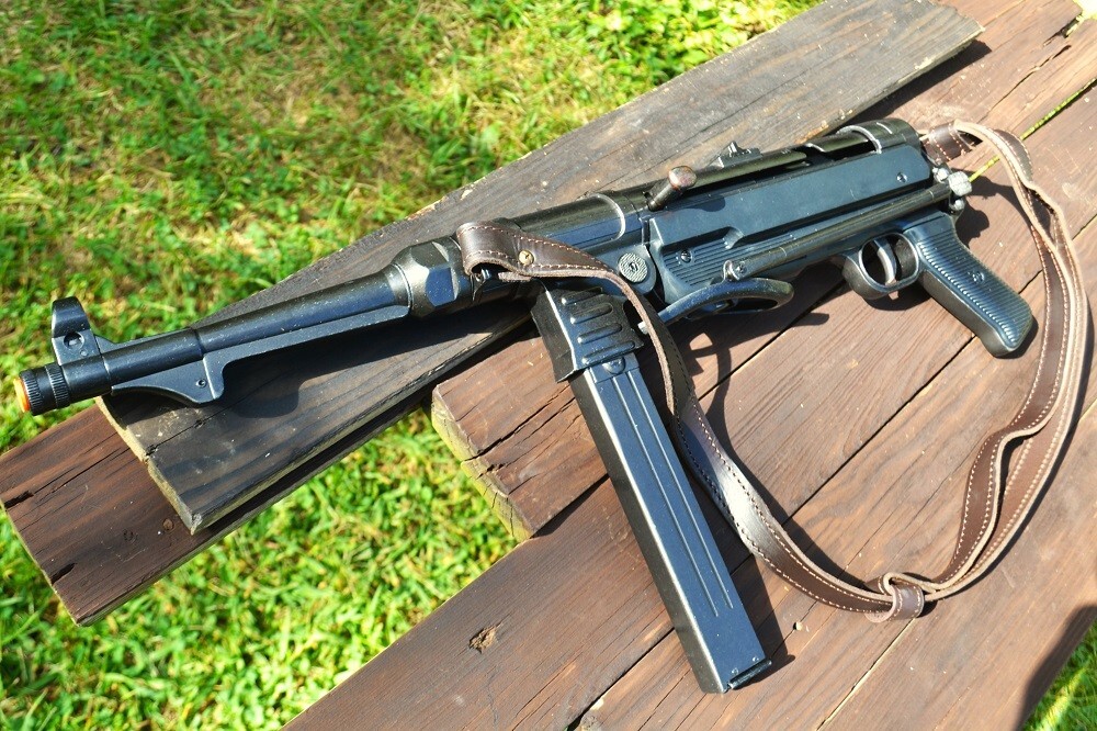 Non-Firing Denix Replica German MP40 Submachine Gun - Schmeisser - MP 40 - WWII