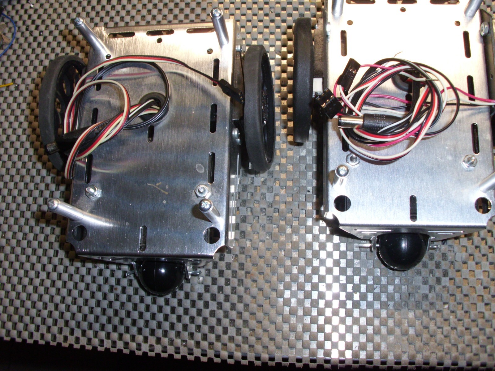 Robot car Chasis Boe Bot, with servos(parallax) and battery holder (One Piece)