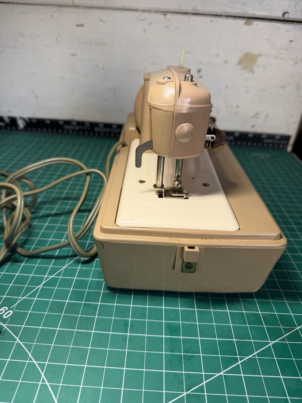 Singer 50D Kids Sewing Machine Read Description