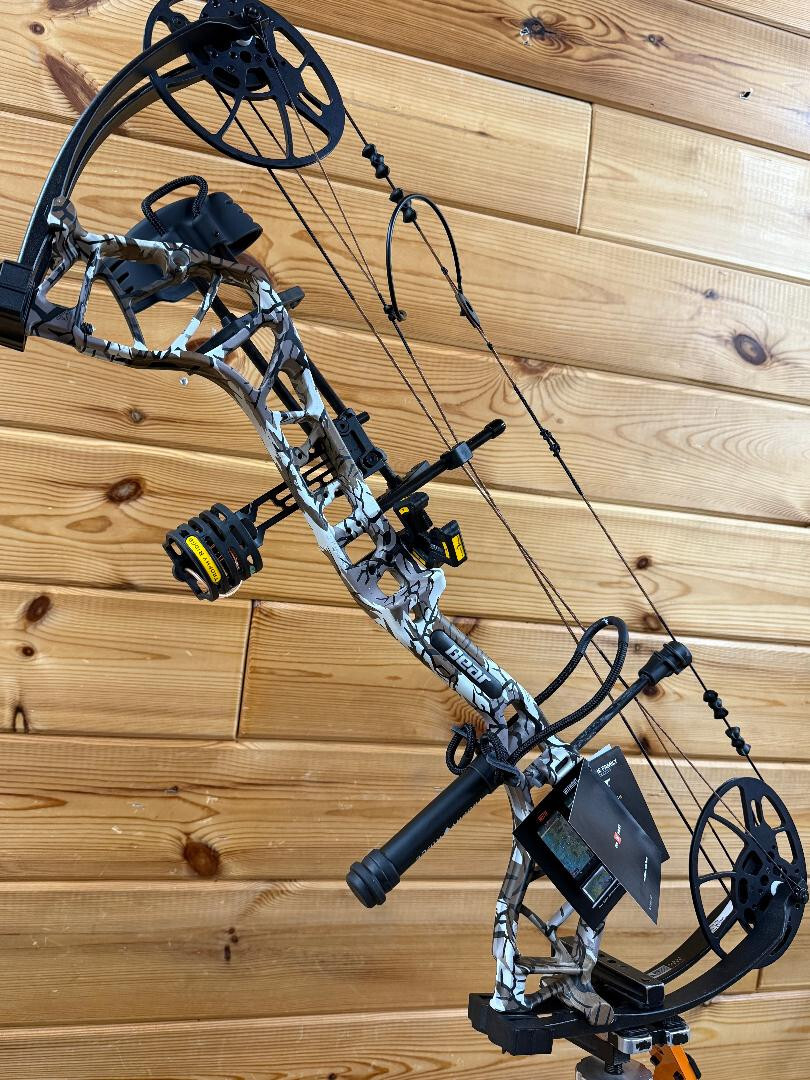 NEW Bear Archery Special Edition Legit Bow RTH 70# RH Predator Camo Hunting Bow