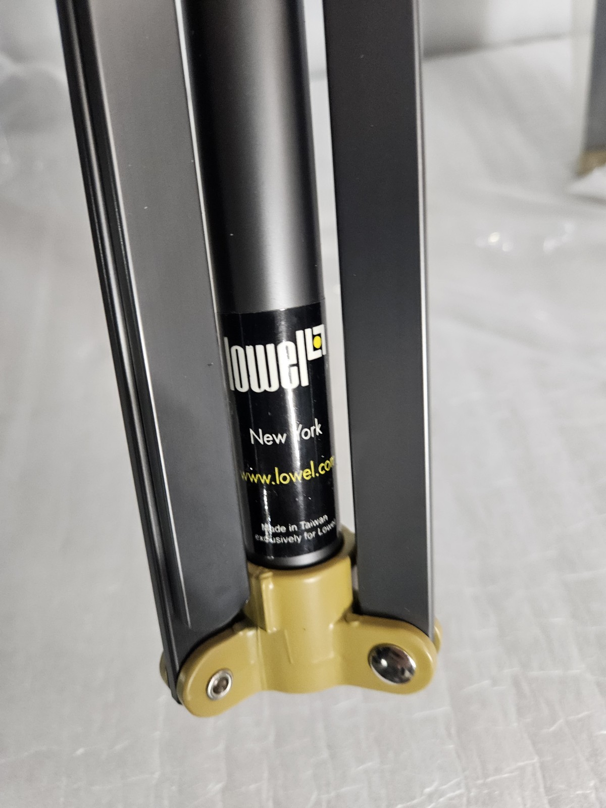 2 Lowel Uni Stand UN‑33 Lightweight Adjustable for Pro/Omni/Tota/V-Light New