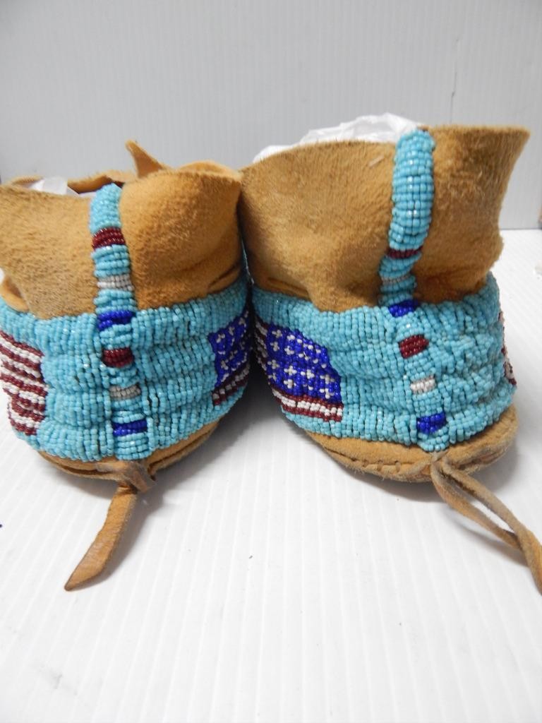 VINTAGE SOUTHERN ARAPAHO INDIAN USA FLAG + MARINER BEADED MOCCASINS - HARD SOLES