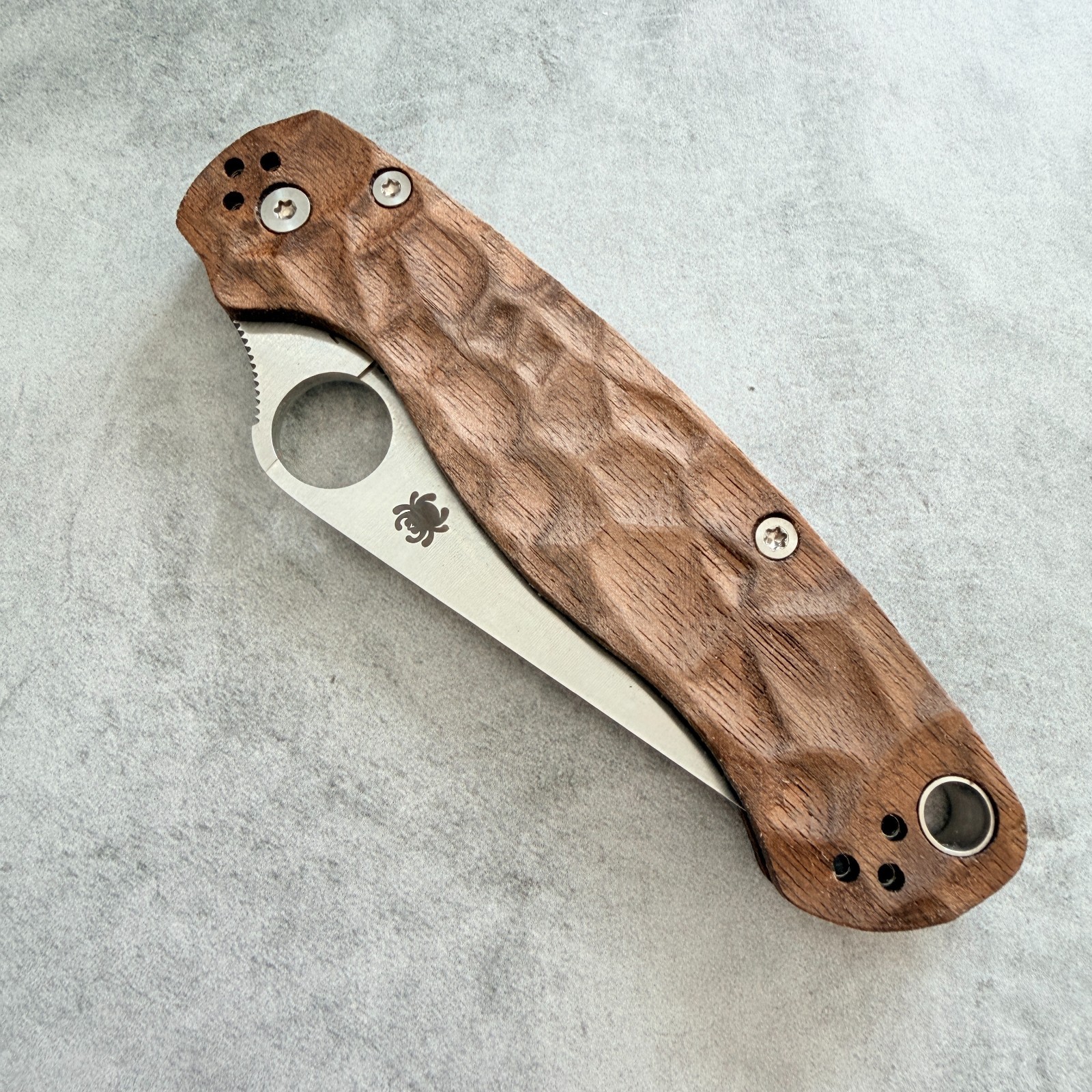 Royalcurl walnut scales for Spyderco Paramilitary 2