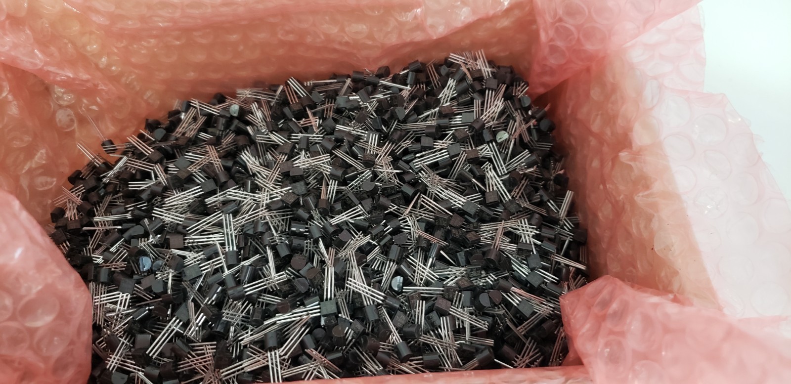 2N3906 GENERAL PURPOSE TRANSISTORS, 0.62W, 40V (LOT OF 200) NNB