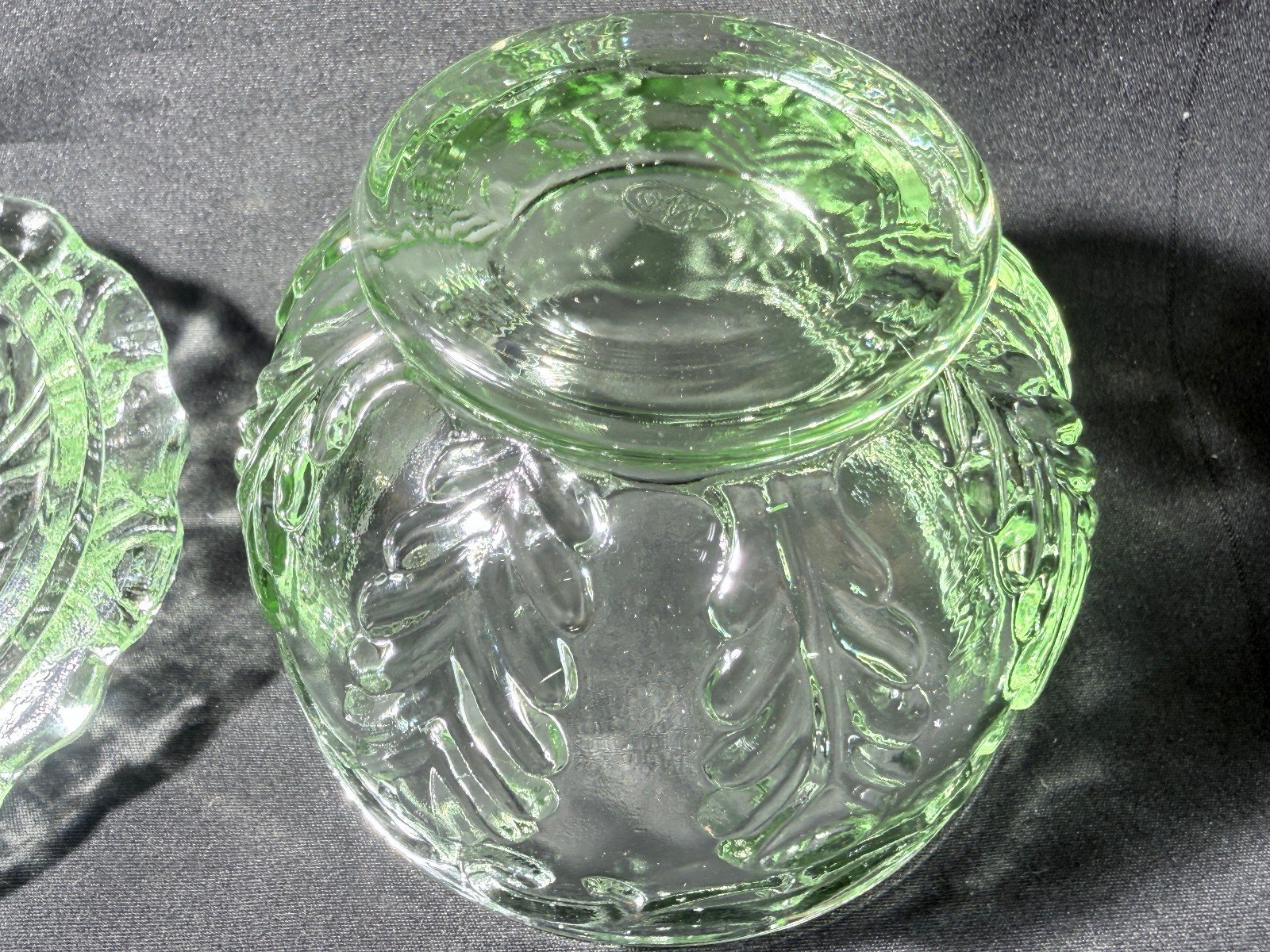 Green Vaseline Uranium glass covered candy dish coffee sugar jar bowl / selenium