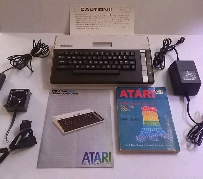 Atari 800 XL Computer Tested & Working w/ Power + Manuel US version