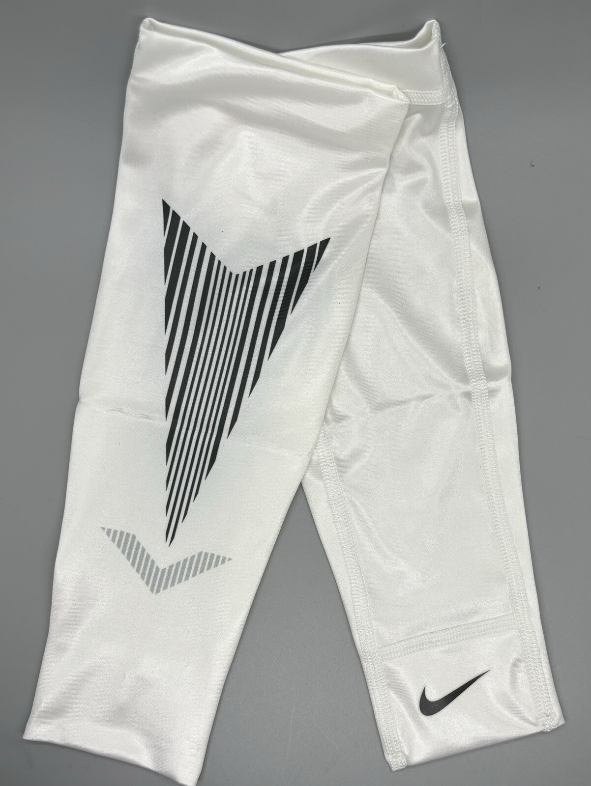 Nike Oregon Ducks Track PE Women’s Medium White Calf Leg Sleeves X’s 2 BRAND NEW