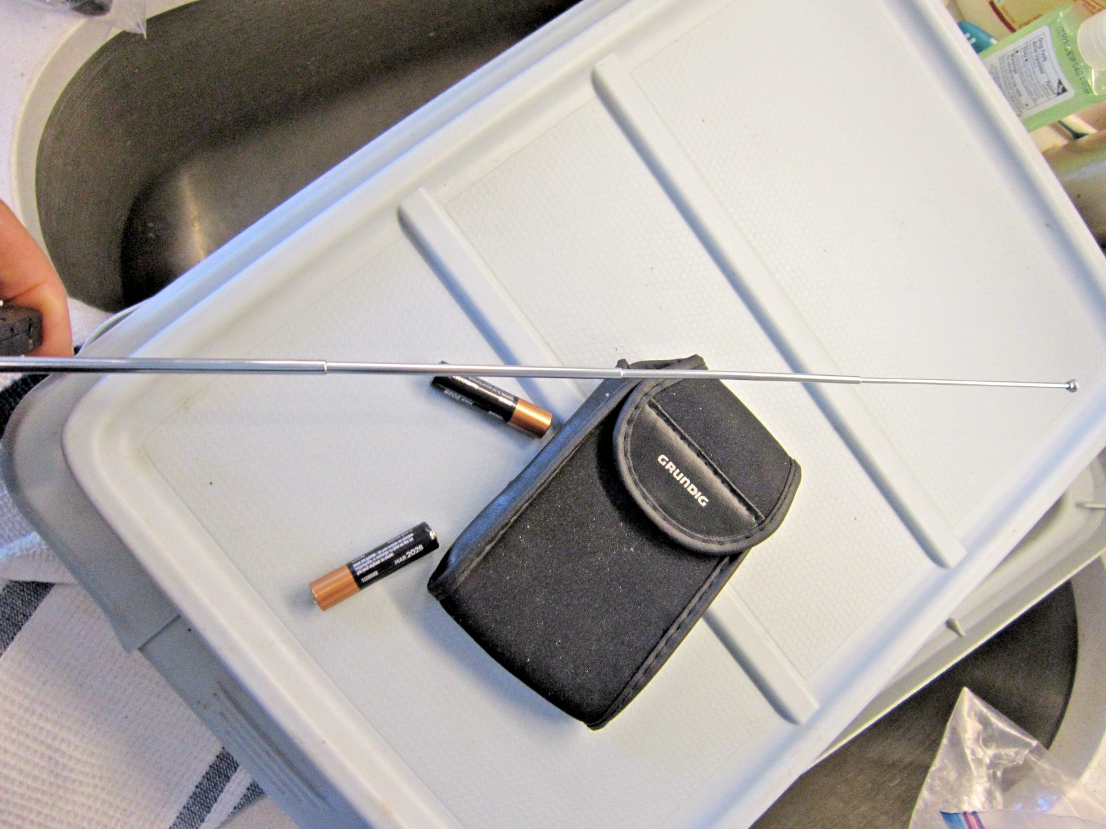 Grundig M400 AM/FM/SW 1-2 World Radio Black Working STICKY no battery cover