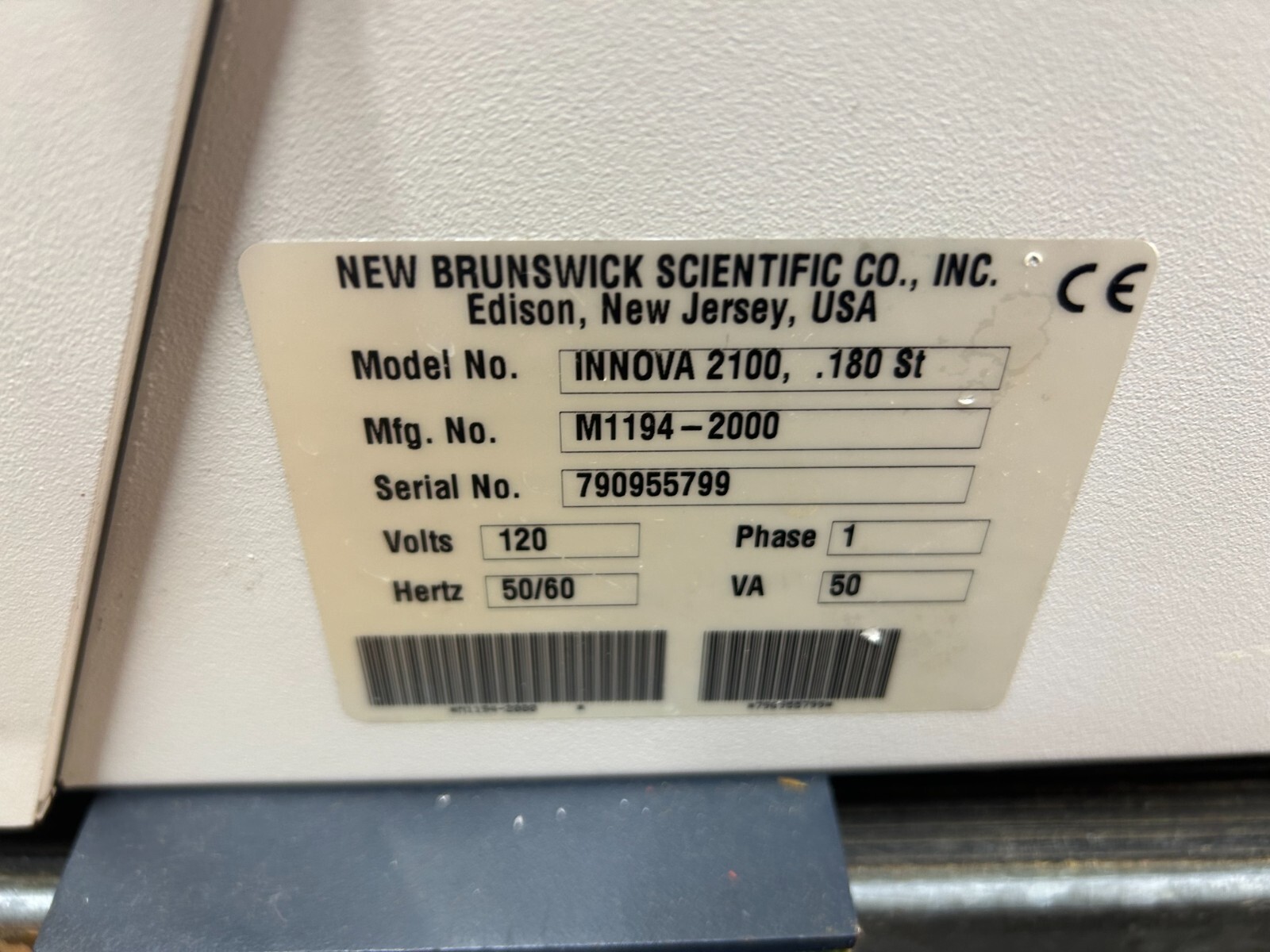 New Brunswick Innova 2100 Platform Shaker M1194-2000