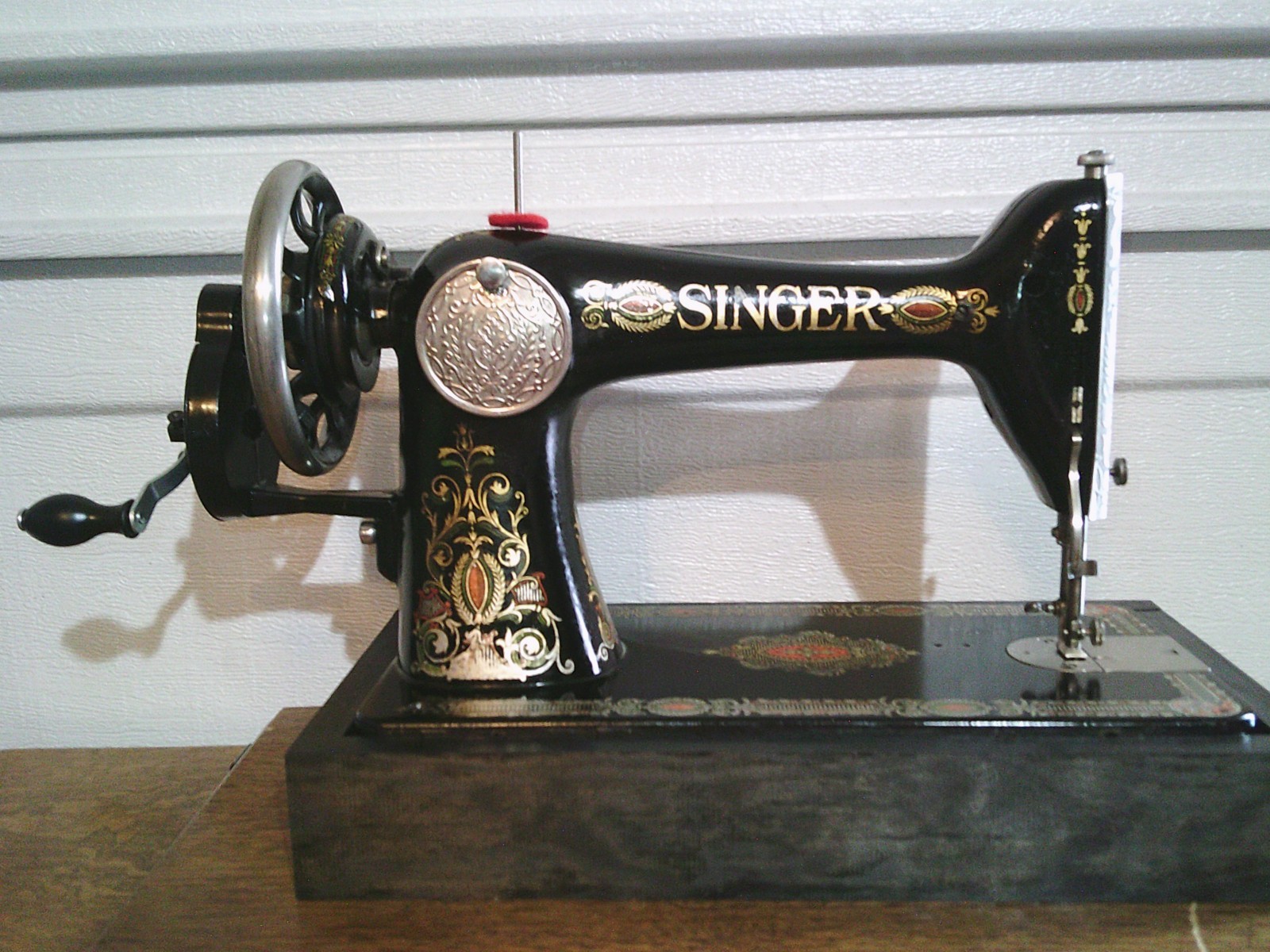 ANTIQUE SINGER SEWING MACHINE MODEL 66 'RED EYE', HAND CRANK, SERVICED