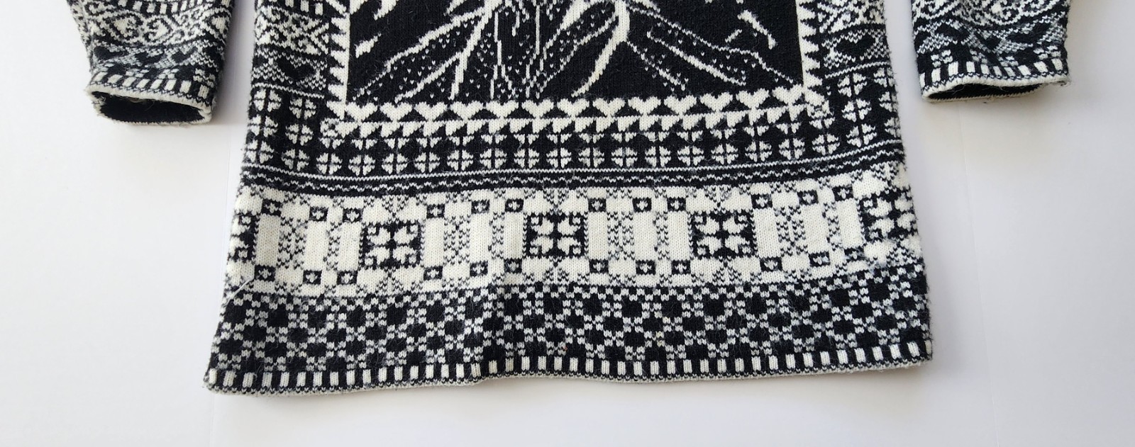 Vtg 90s SML Sport Nordic Stag Mountain Black and White Crewneck Knit Sweater - L