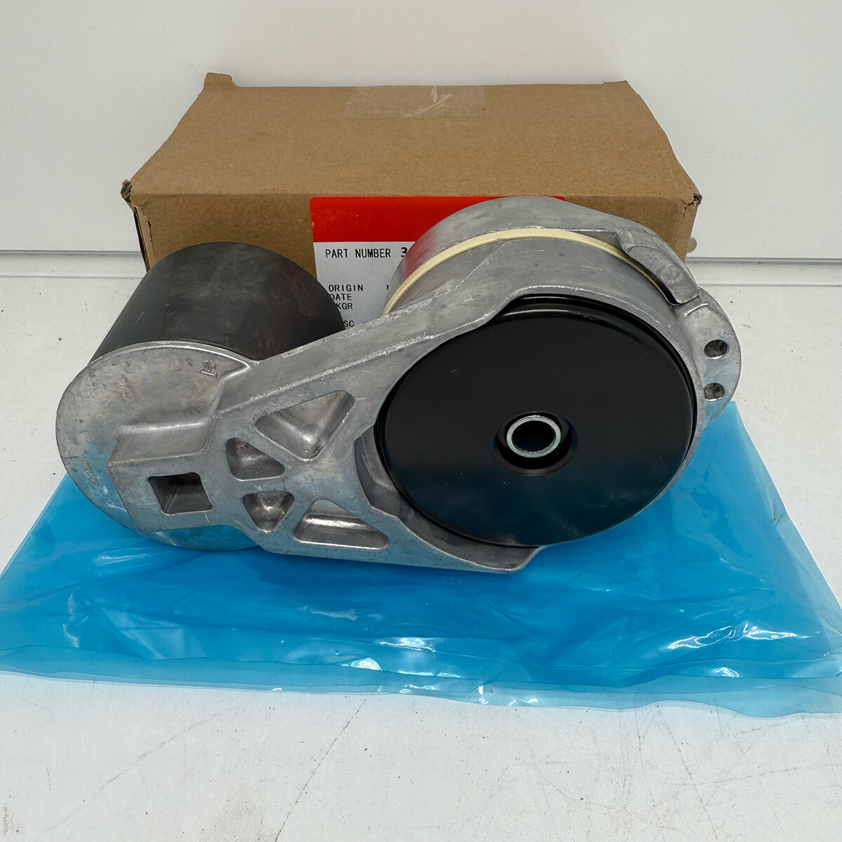 Cummins 3691282 Belt Tensioner for 15L pulley idler ISX 3682946 4299051 2871292