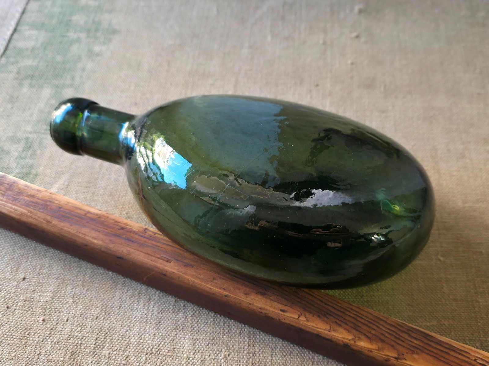 Original WWI WW1 German-Russian Battl. Relic Green Glass Flask / Canteen