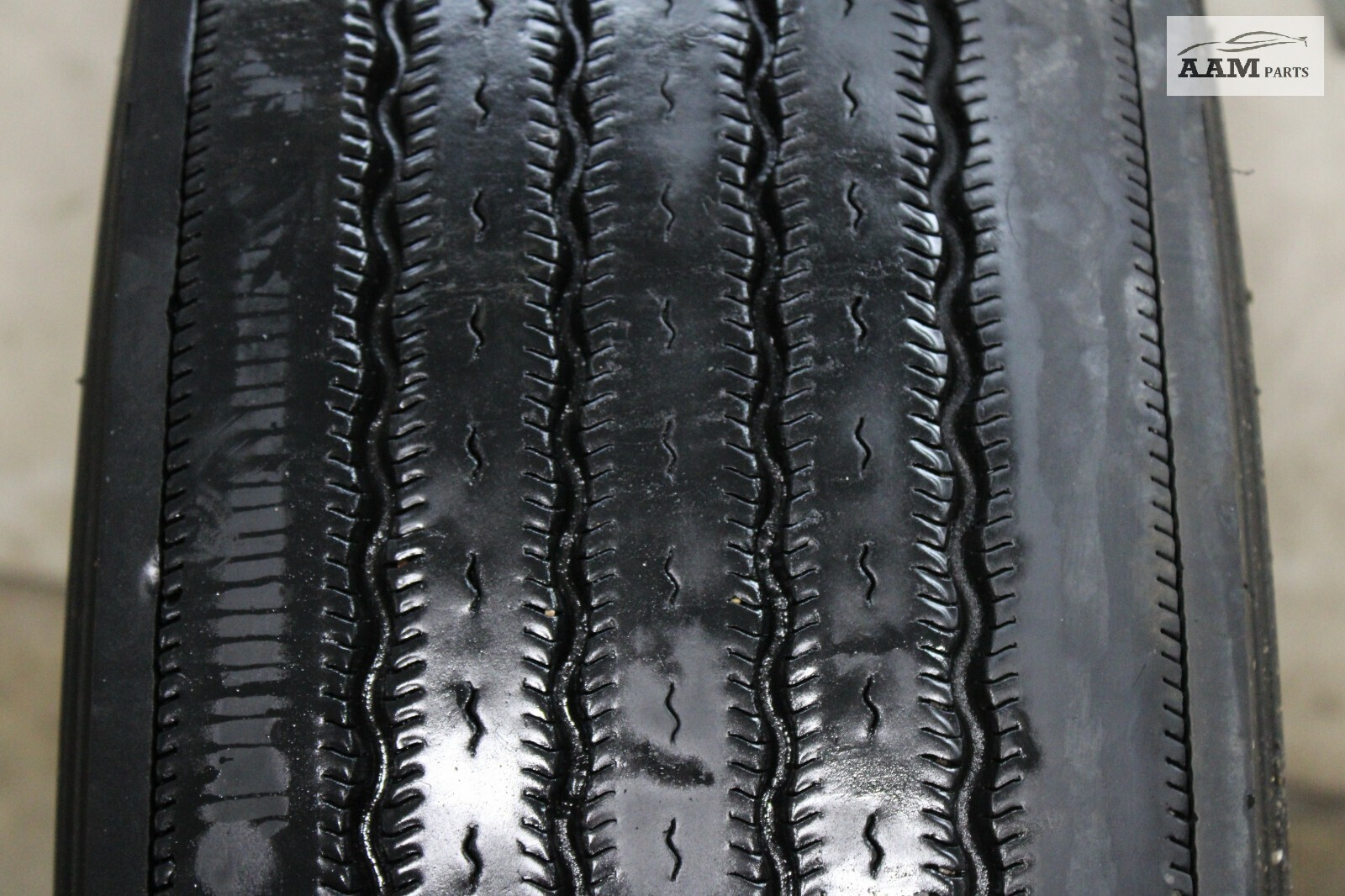 2018-2024 FREIGHTLINER CASCADIA WHEEL TIRE 275/80 R22.5 MICHELIN OEM