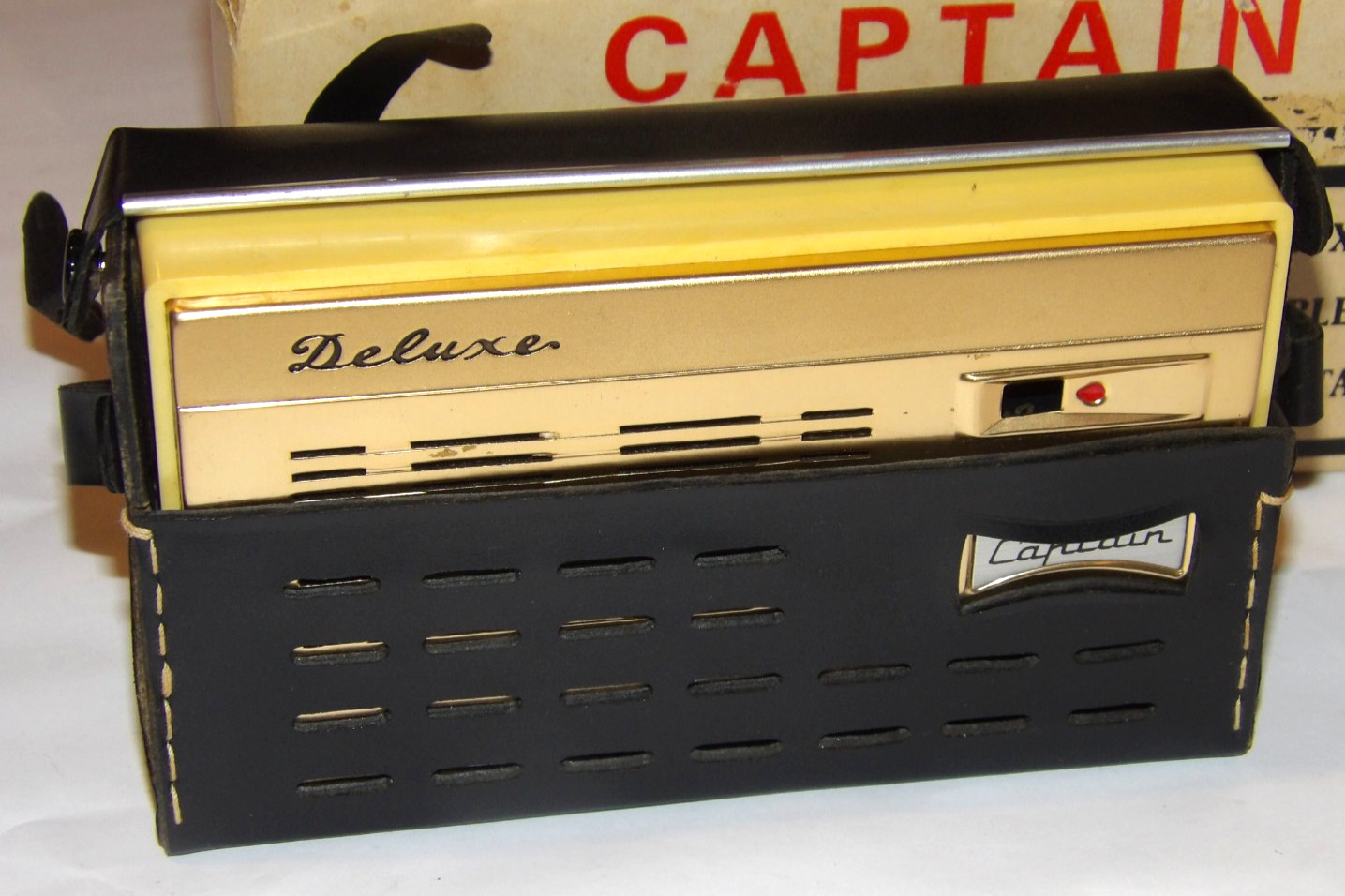 VINTAGE 1960s CAPTAIN DELUXE AM TRANSISTOR RADIO! W/CASE & BOX! HONG KONG!