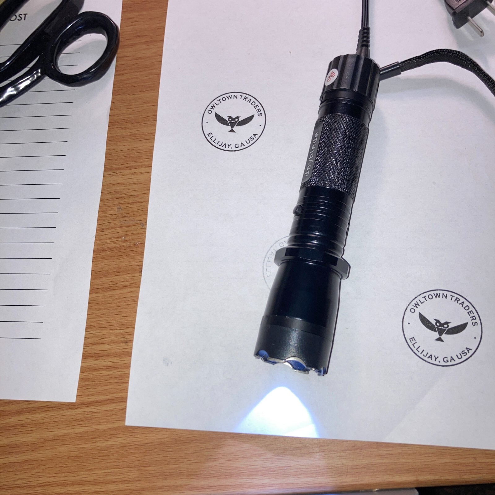 BLACK dayblade 1101 LED Flashlight Stun Gun 1000KV with 120v AC Charge Cord