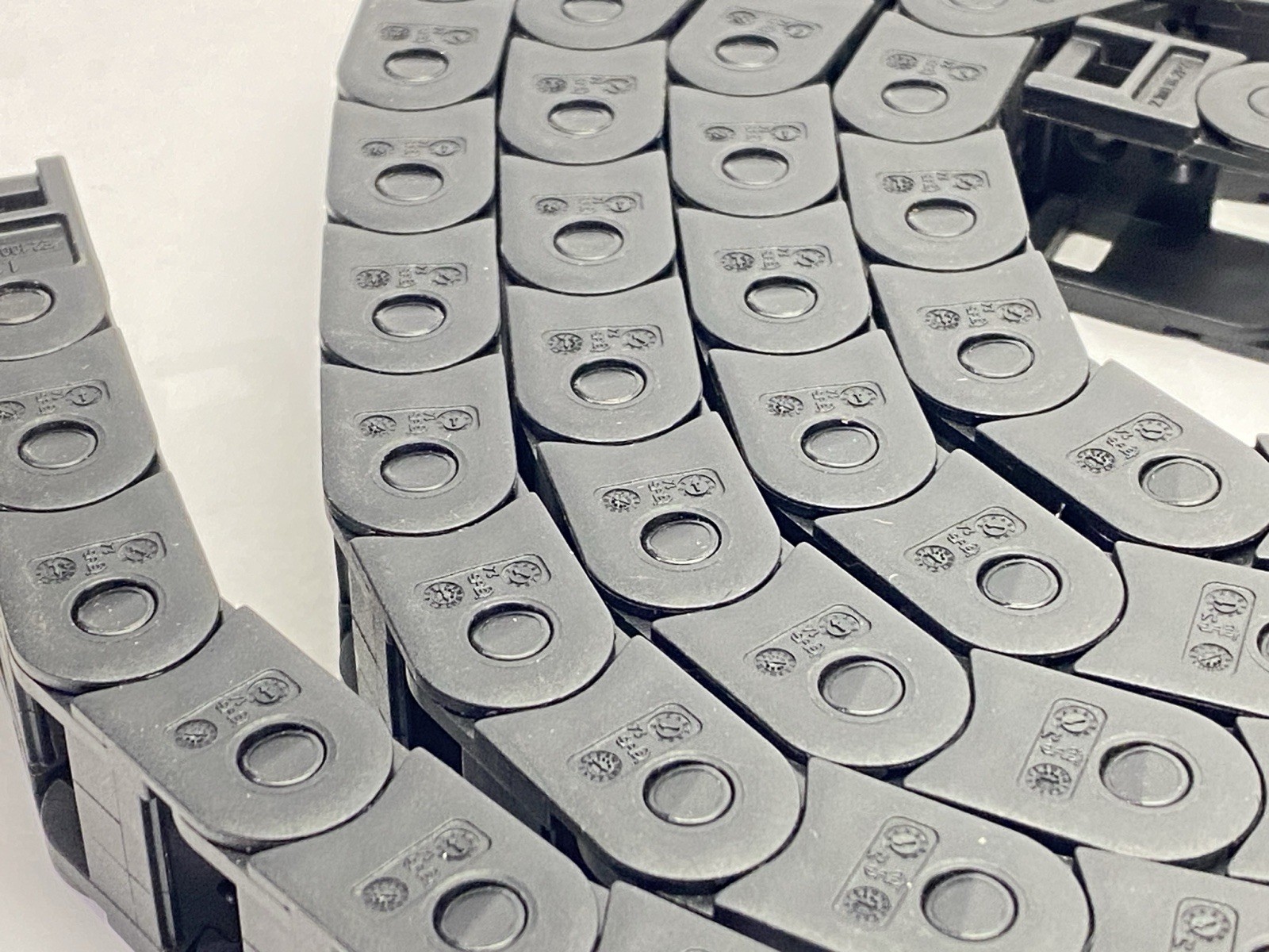 Igus E2C.10.16.028.0 Series E2C.10 E-Chain Cable Carrier 95 Links 6.23ft Length