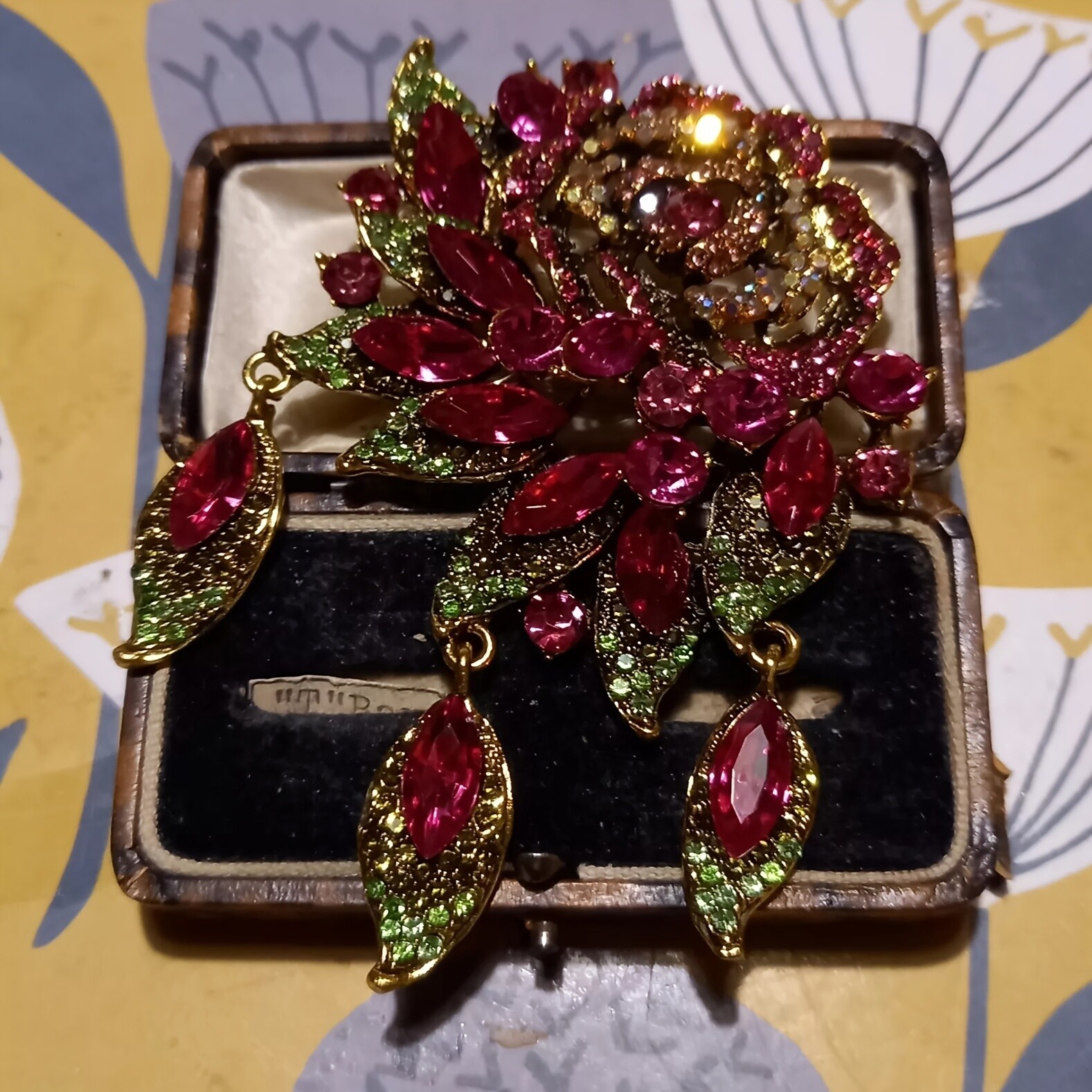 VINTAGE STYLE LARGE FLOWER BROOCH STUNNING SPARKLY CERISE PINK