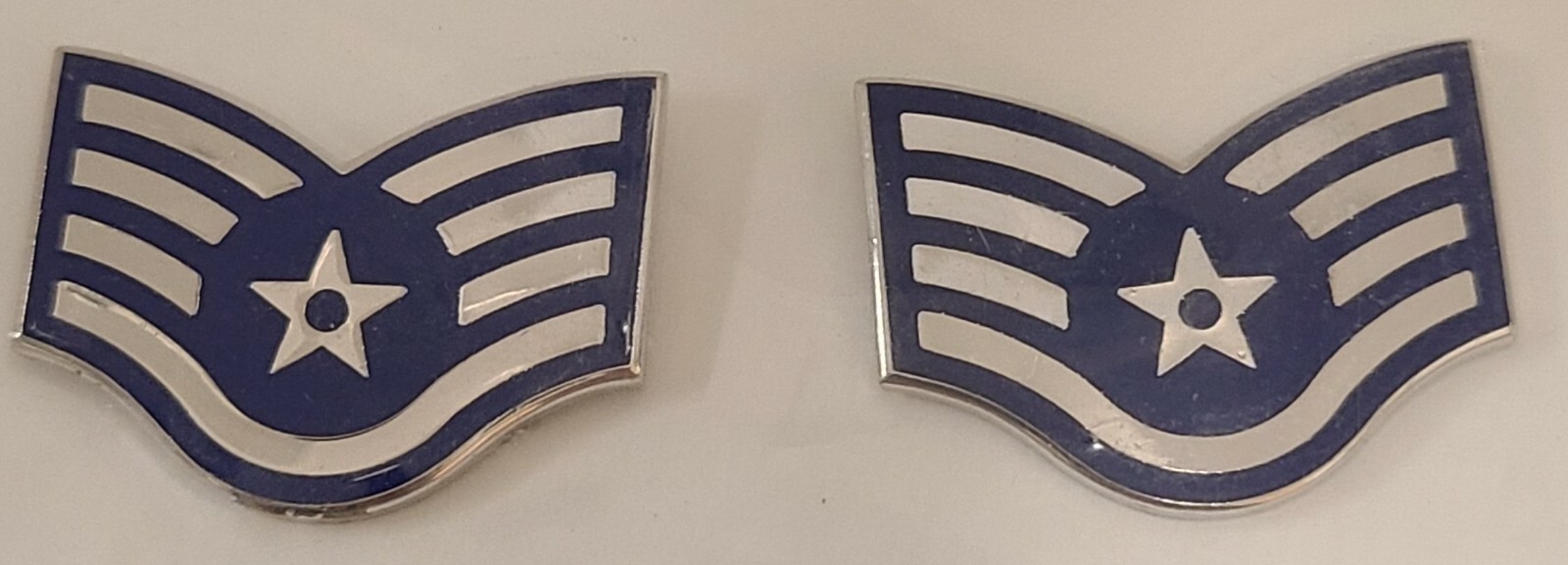 USAF STAFF SERGEANT SSGT METAL CHEVRON RANK INSIGNIA COLLAR BADGES - 1 PAIR