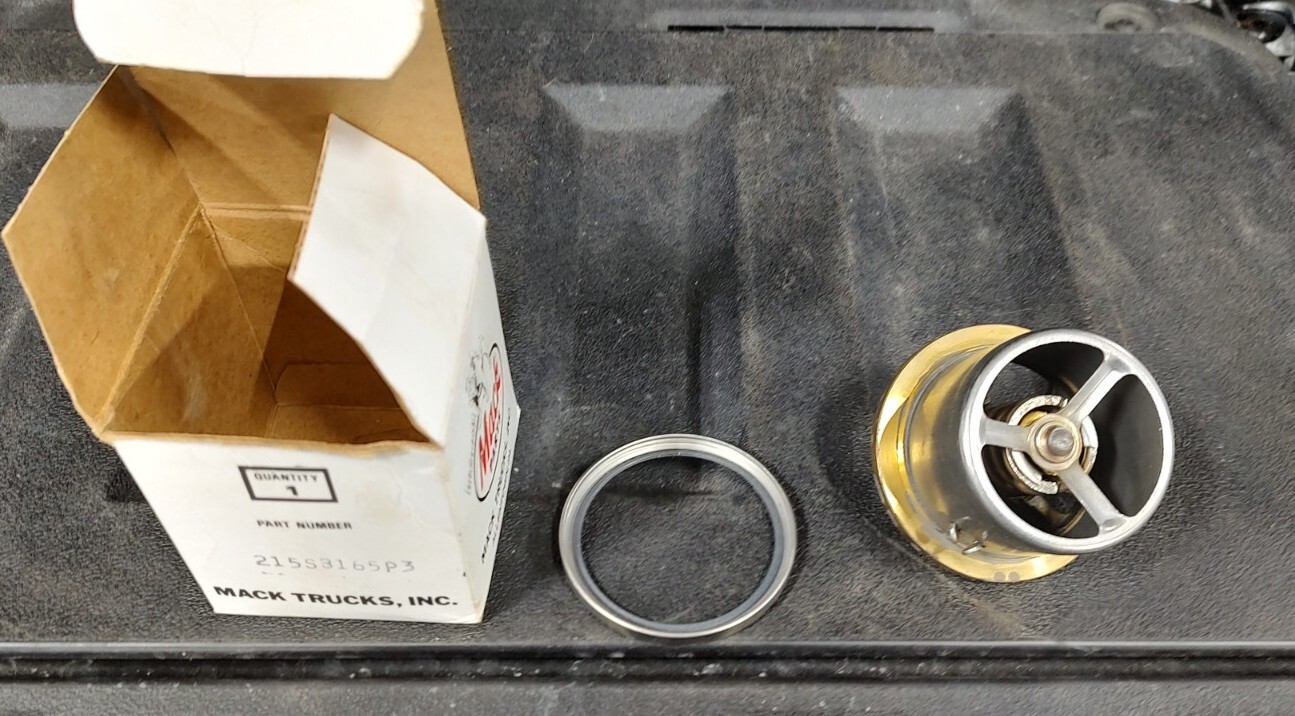 NOS Genuine Mack Truck Thermostat 215SB165P3 - Please See Pics - USA
