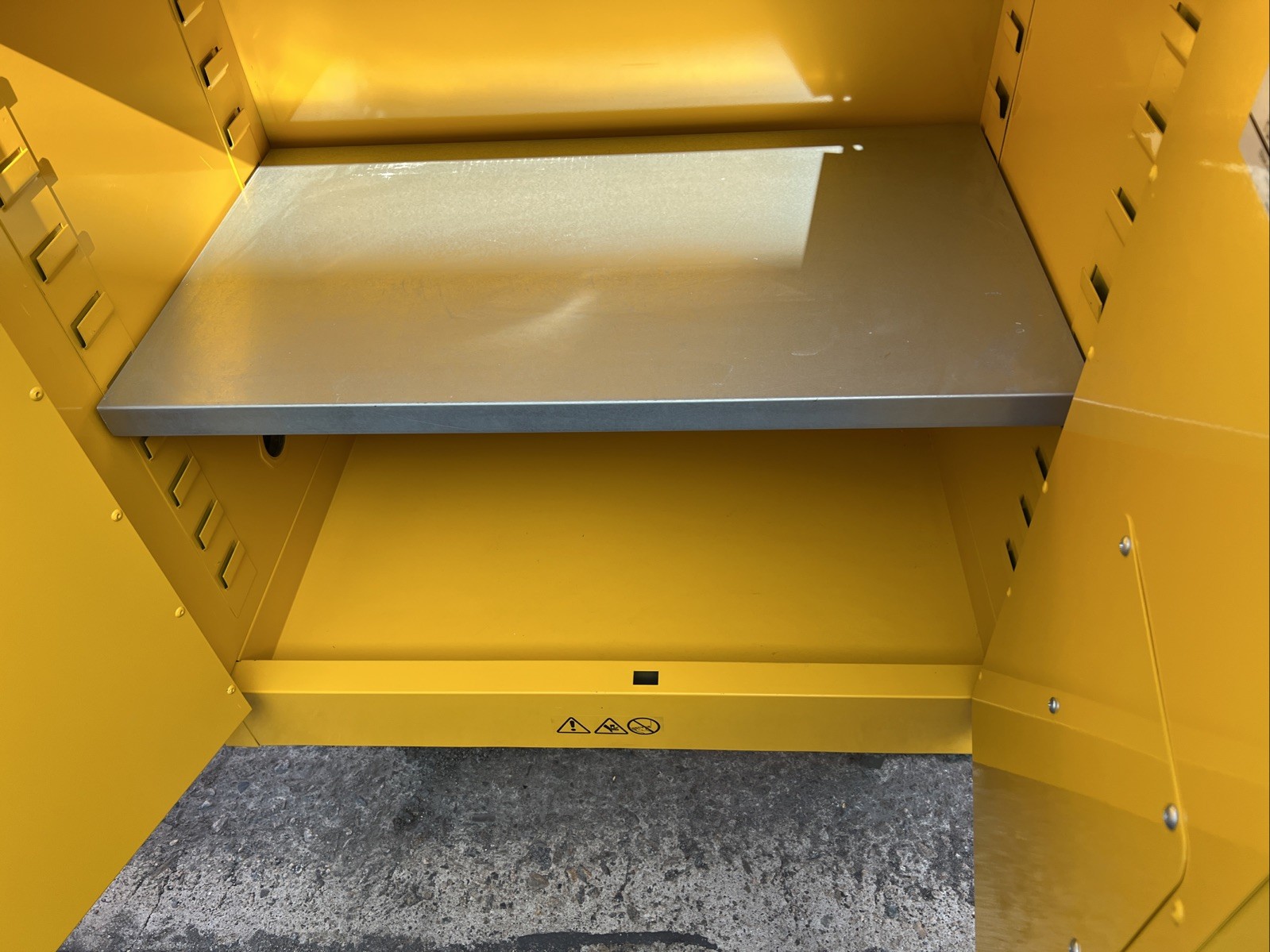 Edsal 22 gal Steel Freestanding Flammable Safety Storage Cabinet