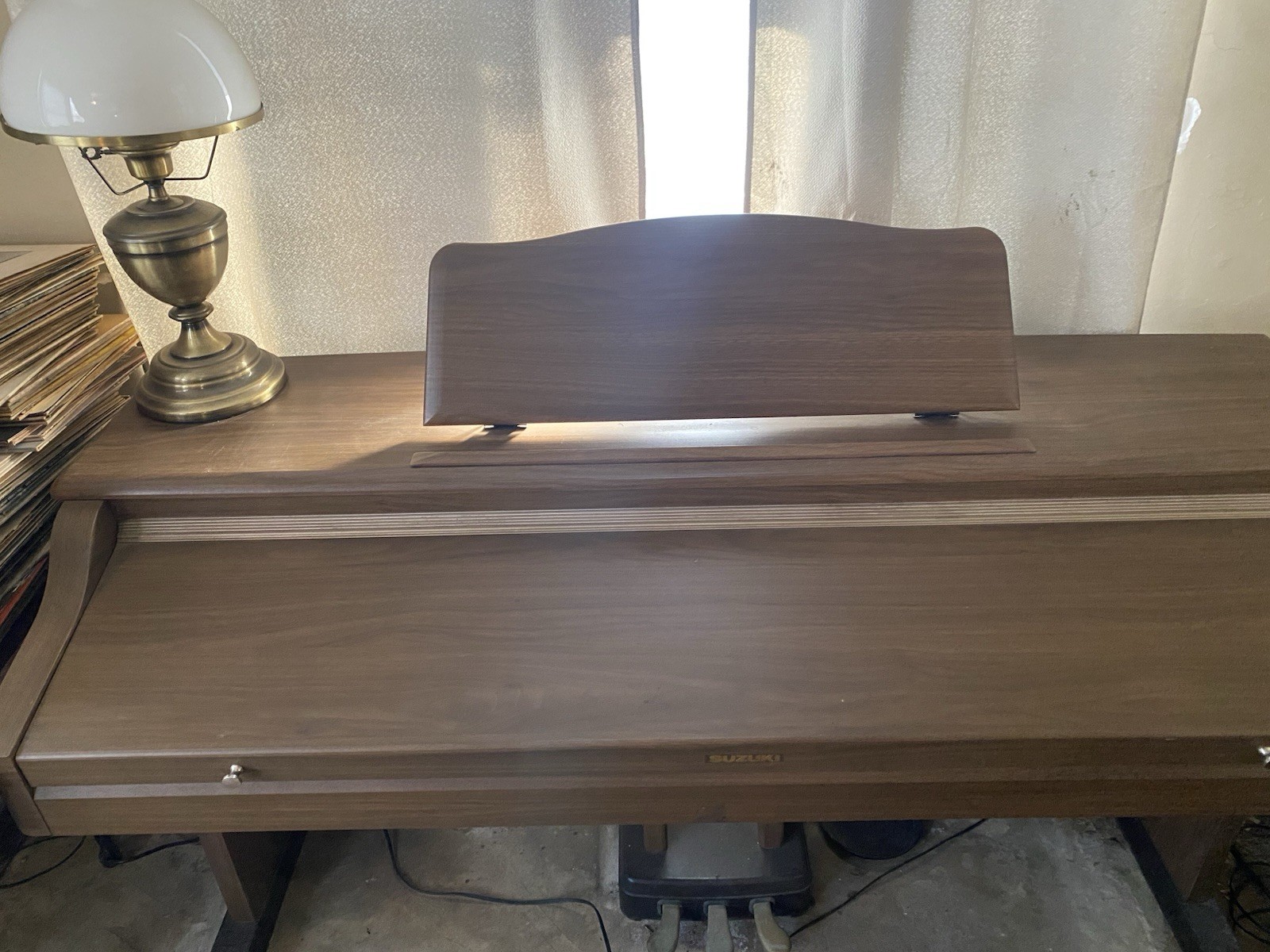 Suzuki HP-200e 88-Key Digital Piano MIDI Built-in Speaker 3 Pedals Brown