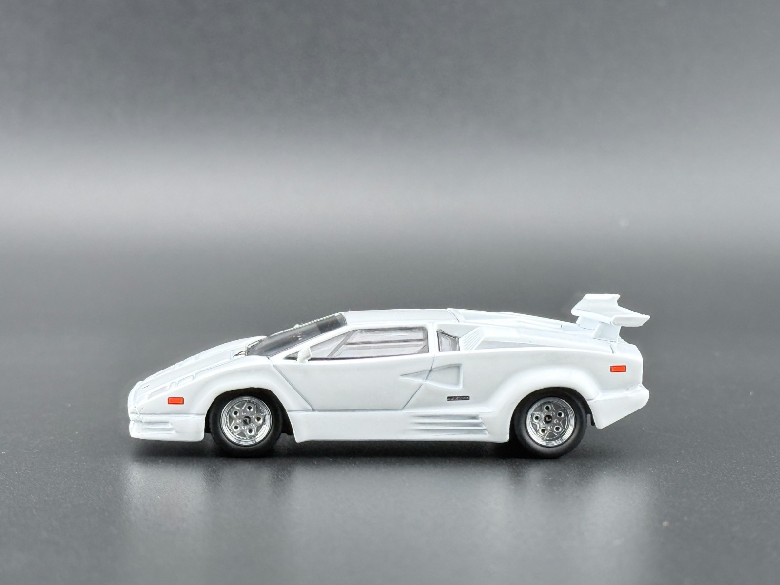 Mini GT Lamborghini Countach 25th Anniversary White #1134 1/64