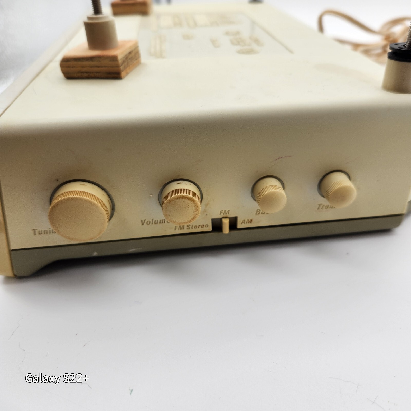 GE Spacemaker AM/FM Stereo Cassette Player Bass Boost #7-4275A has hardware